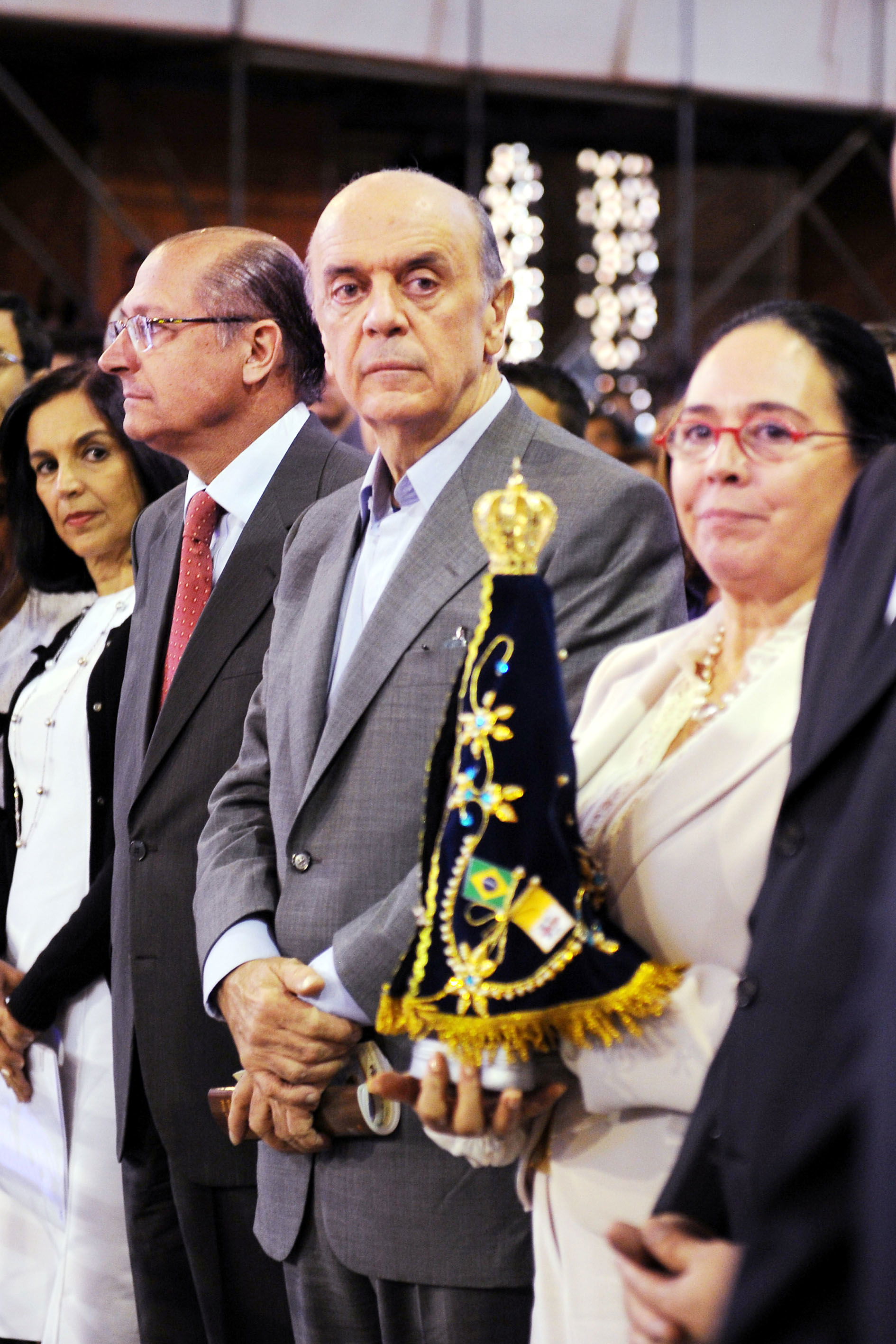 12/10/10 - Candidato visita o santuário de Nossa Senhora de Apa…