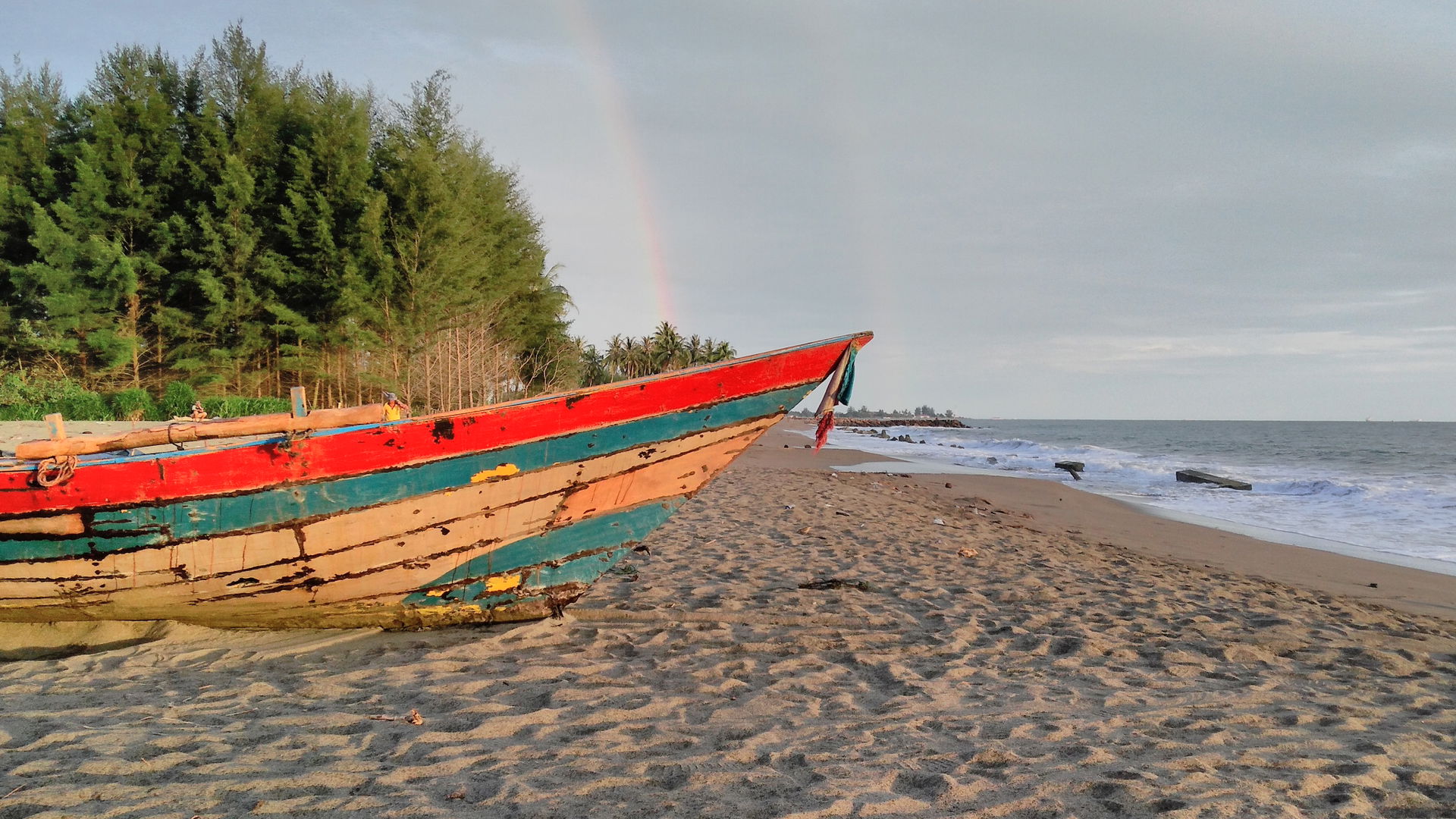 Pemandangan indah disertai pelangi di sore hari di pantau meula…