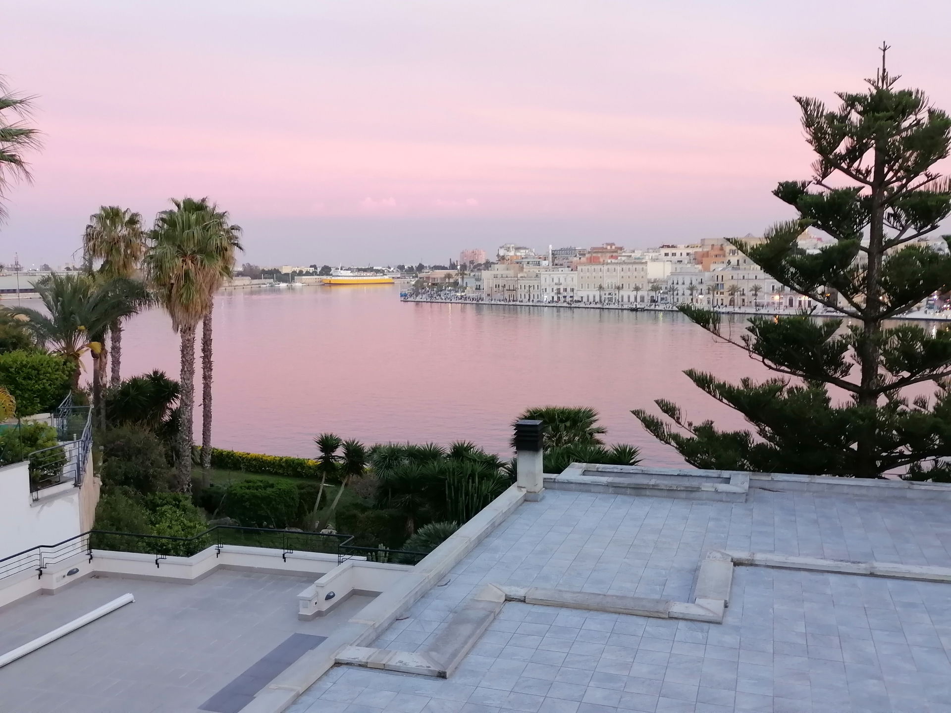 Brindisi - il Lungomare del Centro visto dal Casale poco prima …