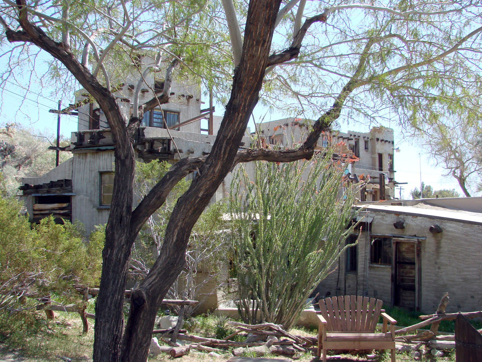 (1 in a 5-picture set)
The home is shaded by desert trees and p…