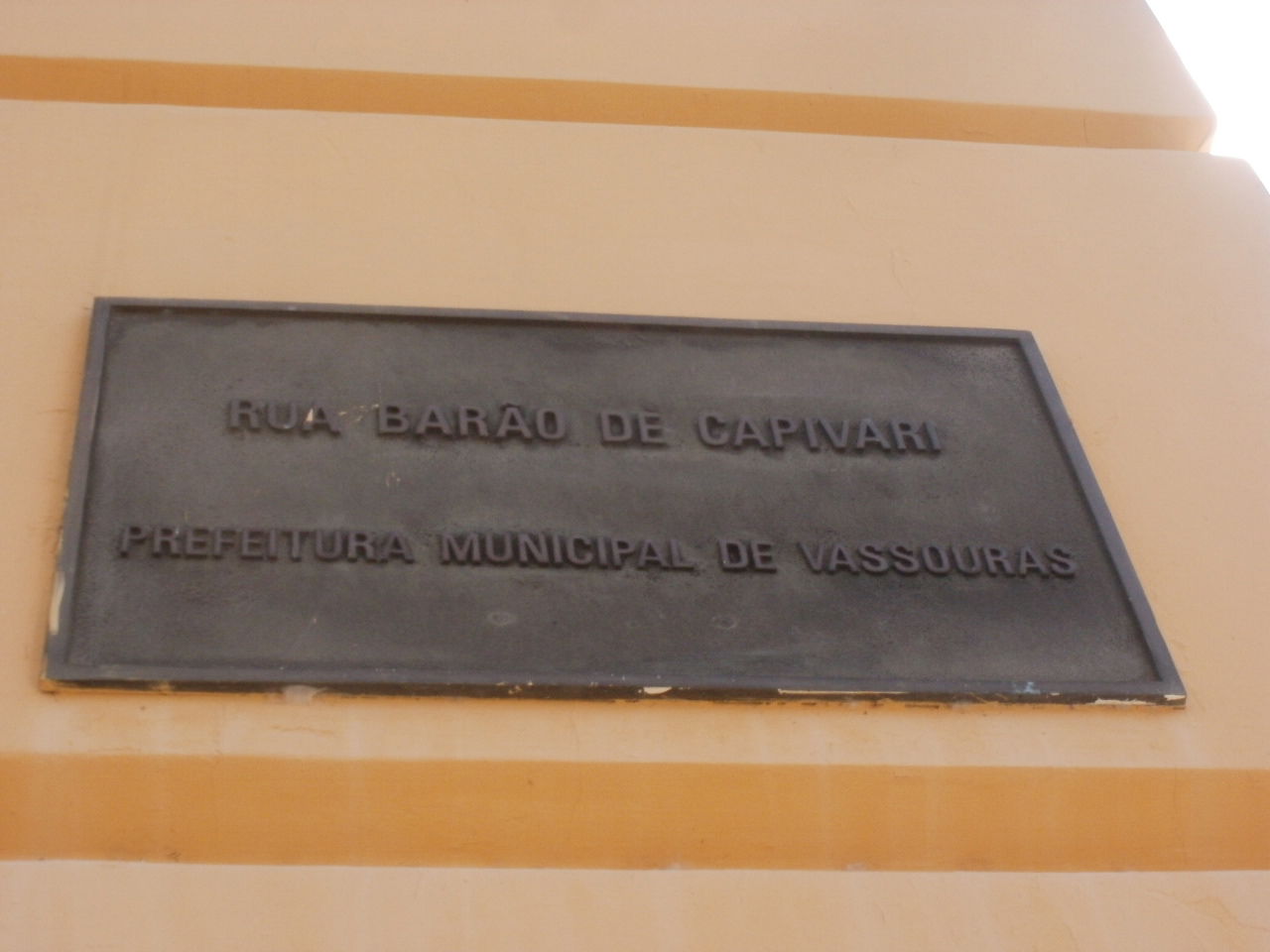 Placa da cidade de Vassouras, informando a Rua Barão de Capivar…