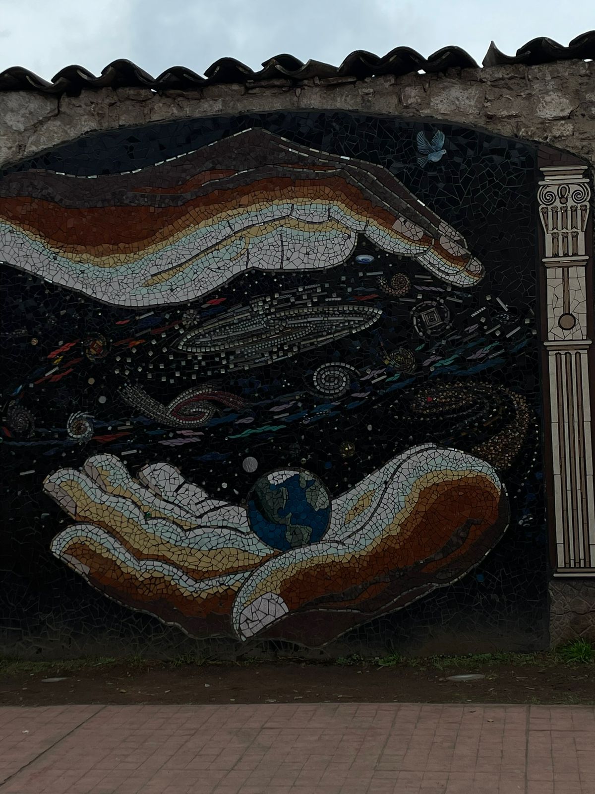 Mural hecho con cuarzo roto representando a Dios el creador del…