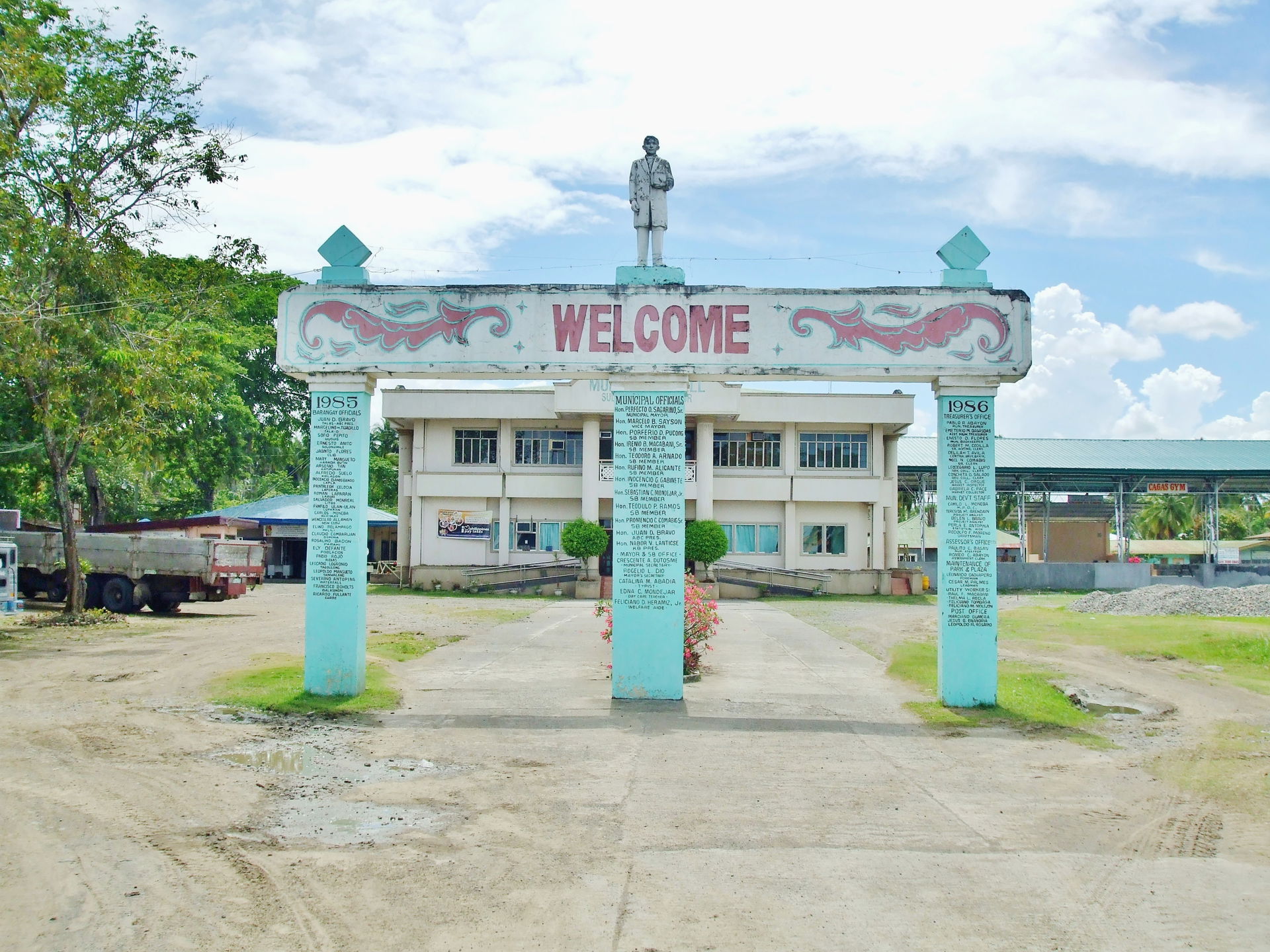 Entrance to Sulop Municipal Hall