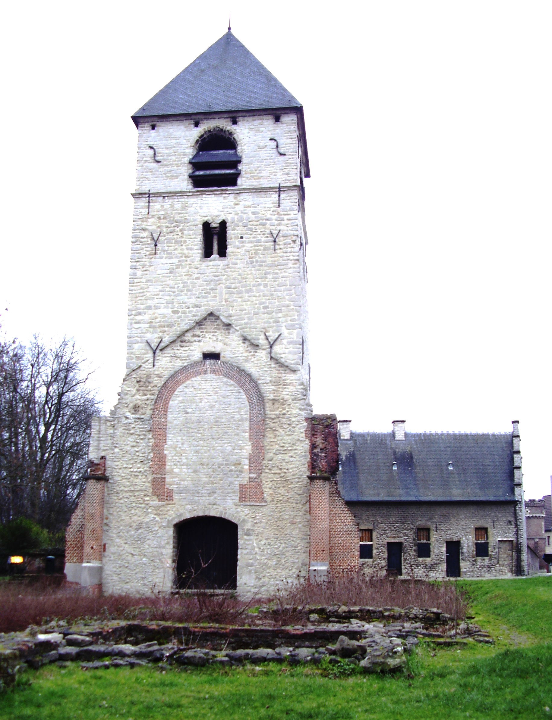 Tour romane de l'ancienne église Saints-Pierre-et-Paul de Nerde…