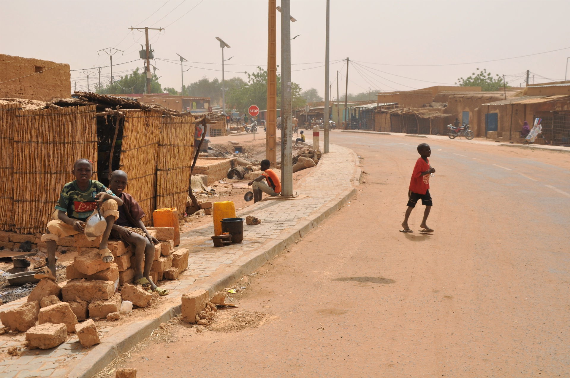Scene with boys along the main street in Filingué (Filingué Dep…