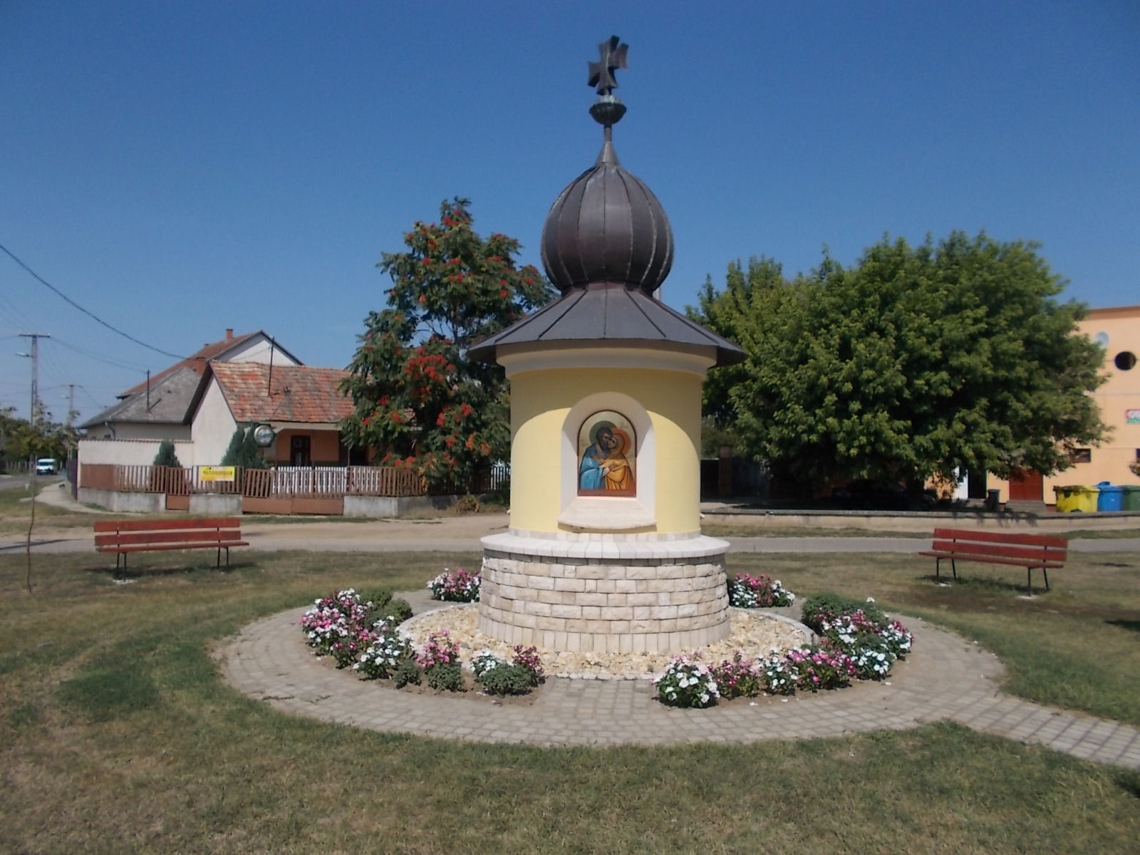 : Three icon decorated shrine?. - Kossuth Square Petri Street, …