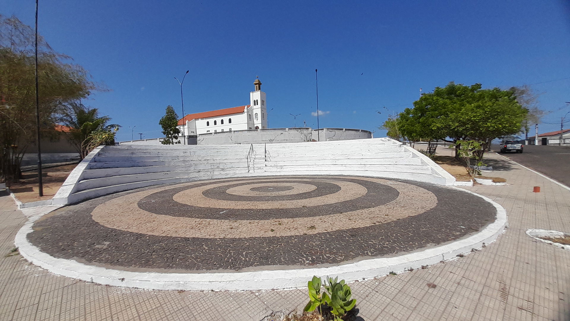 Anfiteatro da praça principal e a igreja matriz de Miguel Alves.