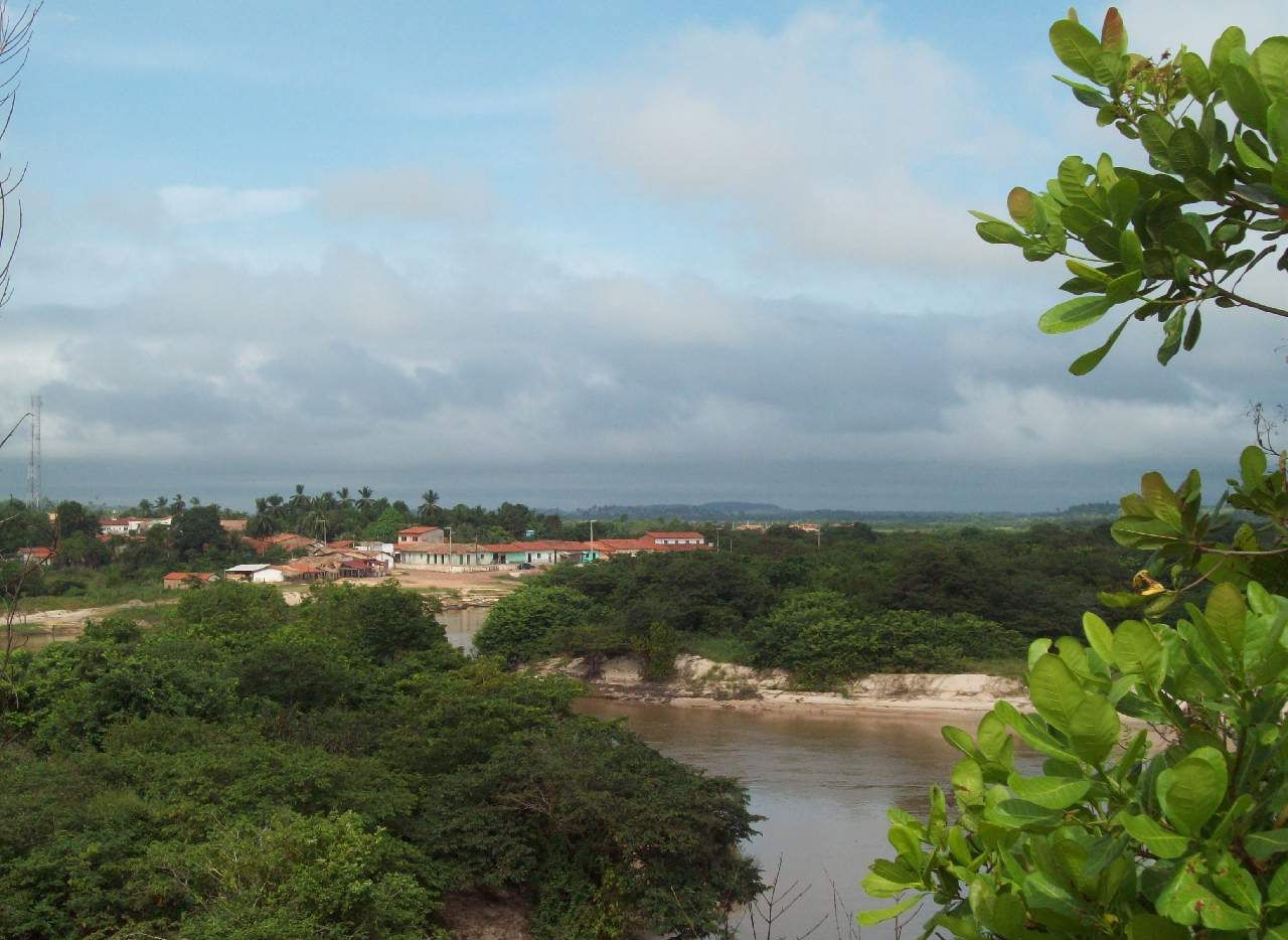A cidade de Alto Alegre do Pindaré ao lado do rio Pindaré, Mara…