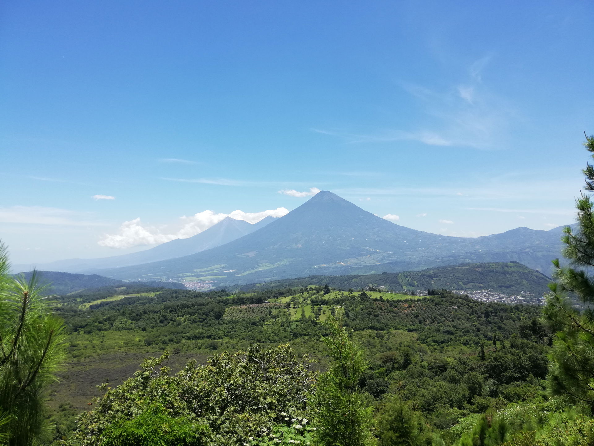 Vista al Volcán de Agua desde el Volcán Pacaya al sur de la Ciu…