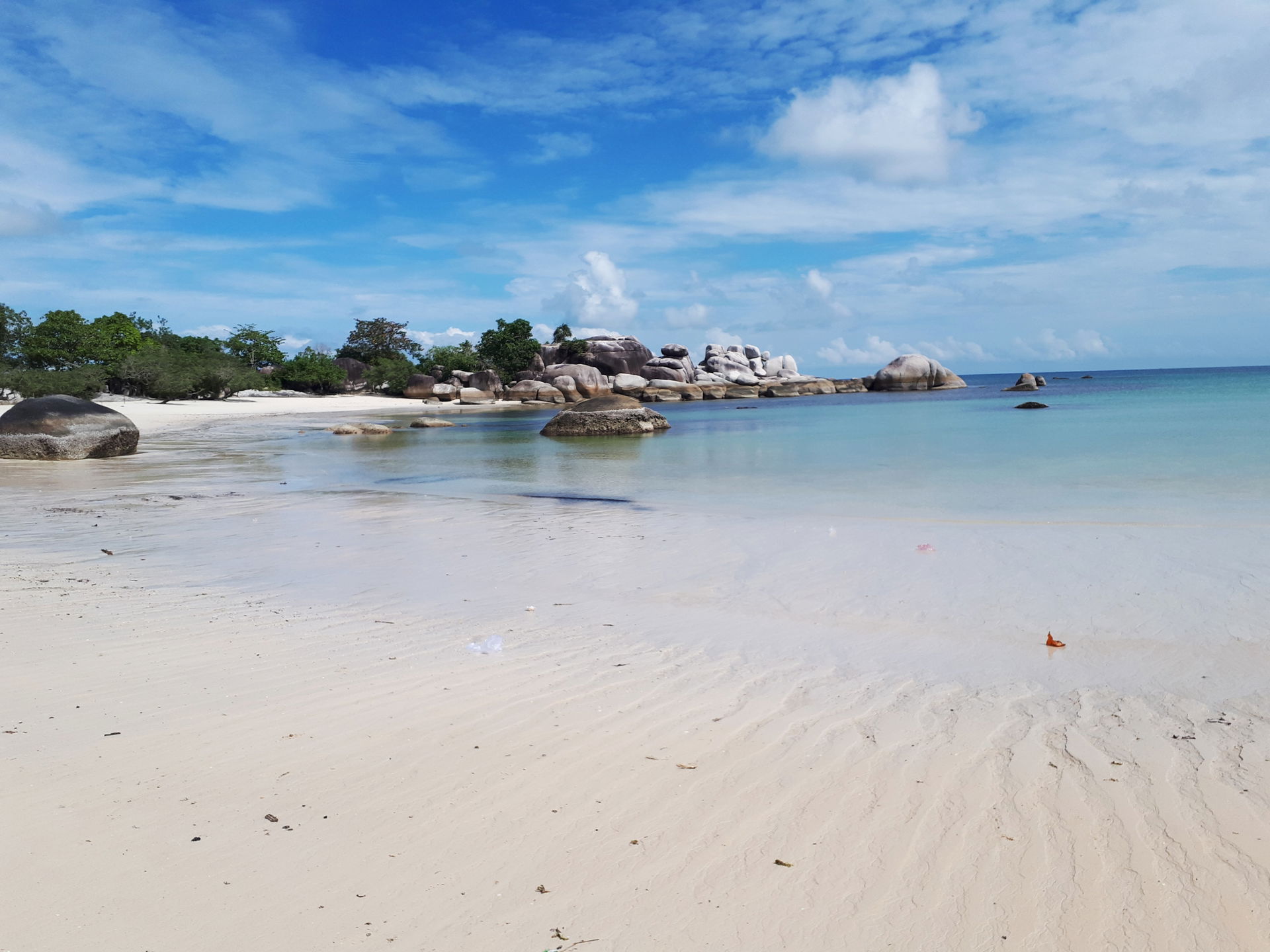 Pantai Tanjung Tinggi memiliki pesona yang memukau, Untuk sampa…