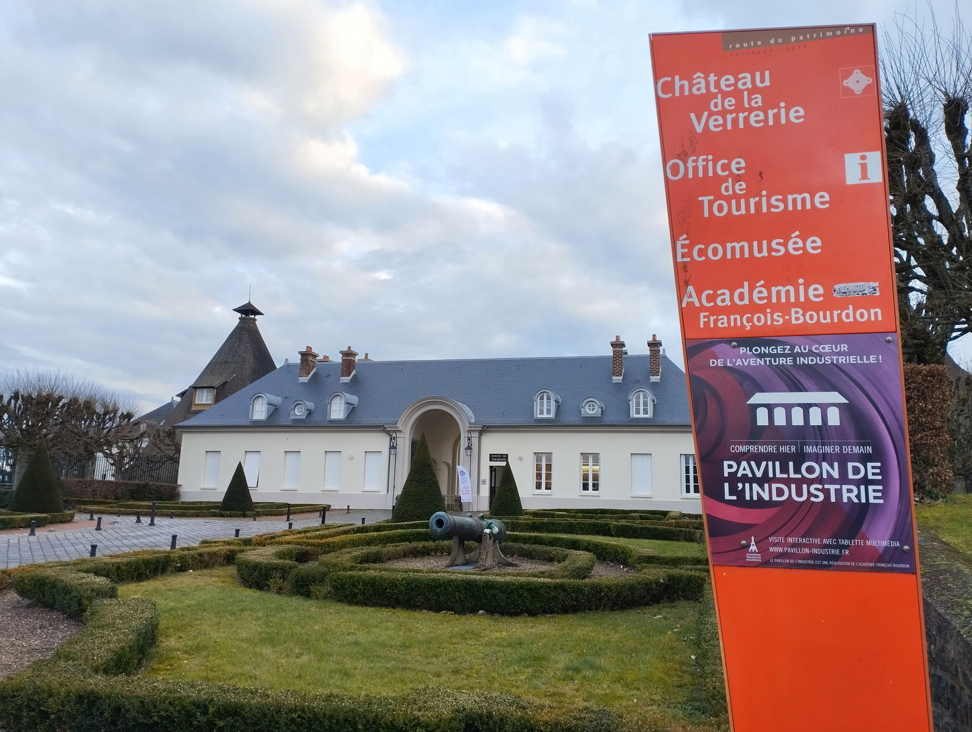 L'entrée du Château de la Verrerie au Creusot, qui abrite entre…