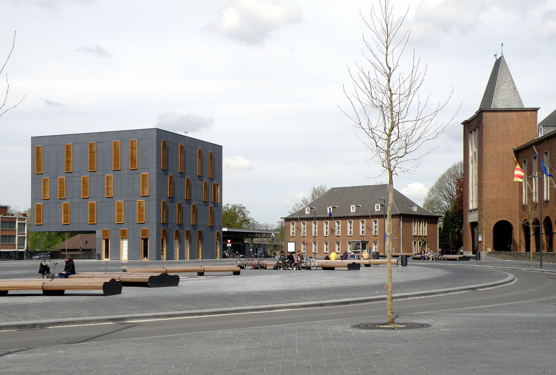 Mortsel bij Antwerpen. Het heraangelegde Stadsplein, april 2013.