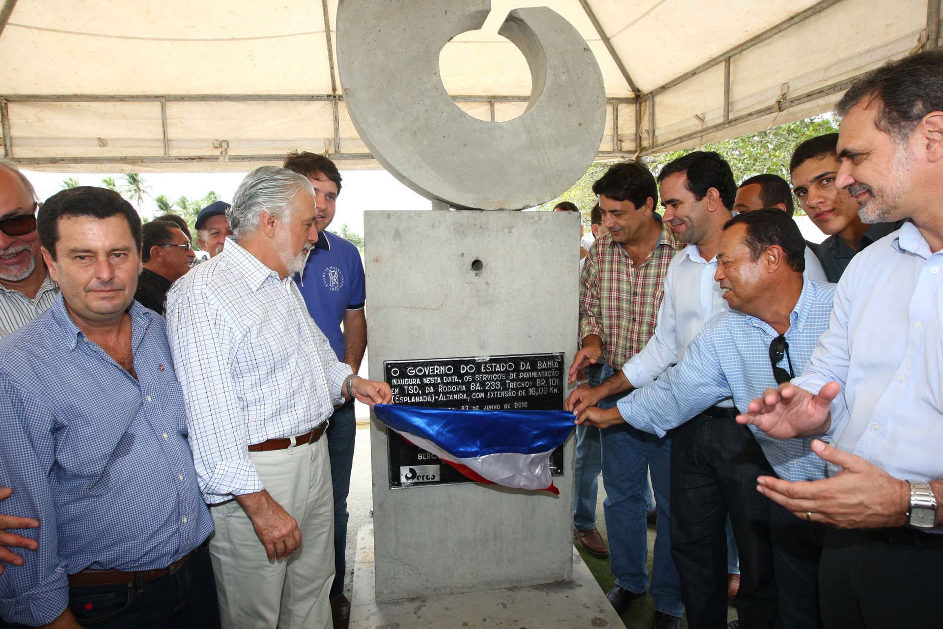 Governador Jaques Wagner entrega de trecho recuperado da BA-233…