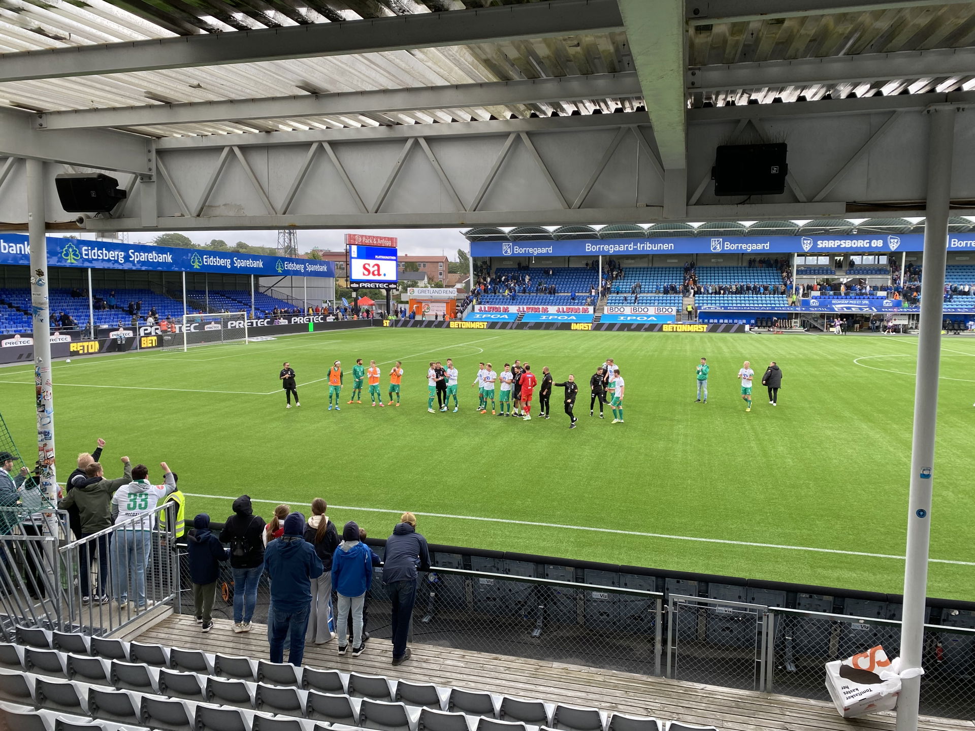 Ham-Kam som takker Briskebybaden på Sarpsborg stadion. Eliteser…