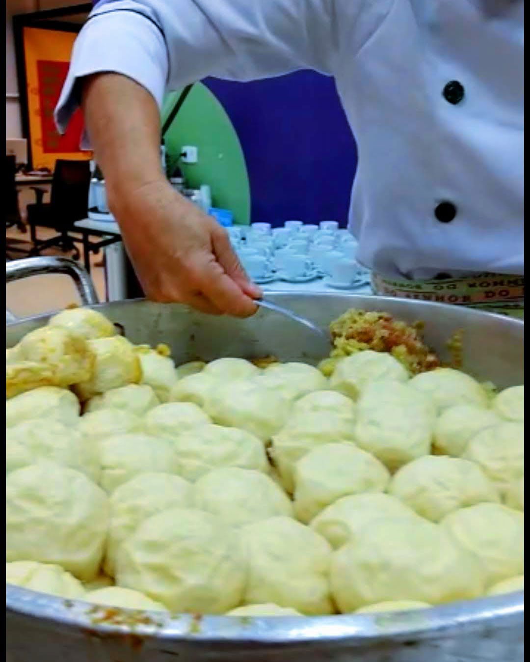 Servindo pão no bafo, prato típico em Palmeira, no Paraná, Bras…
