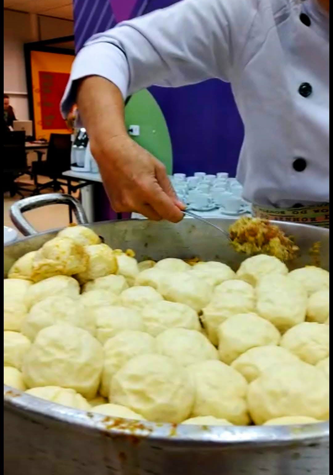 Servindo pão no bafo, prato típico em Palmeira, no Paraná, Bras…