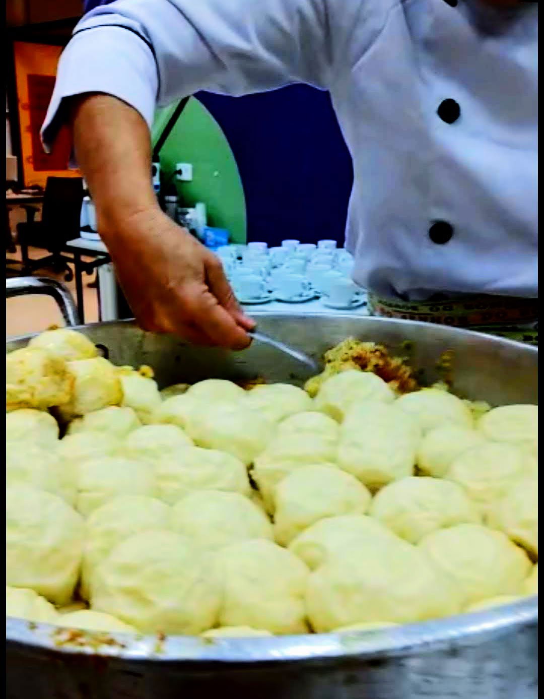 Servindo pão no bafo, prato típico em Palmeira, no Paraná, Bras…