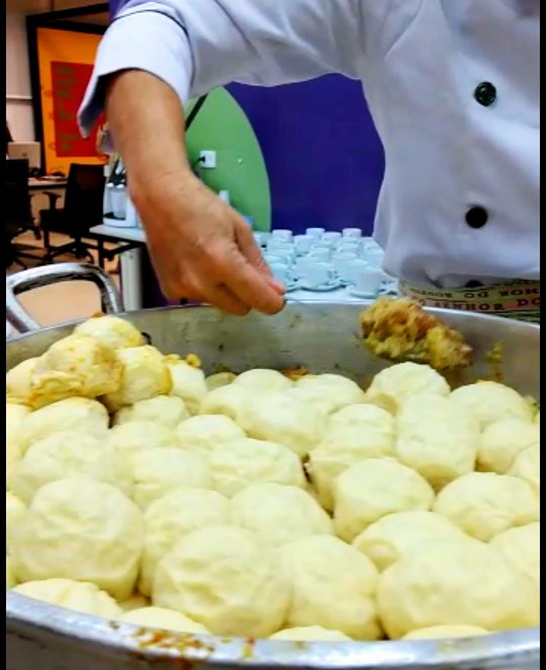 Servindo pão no bafo, prato típico em Palmeira, no Paraná, Bras…
