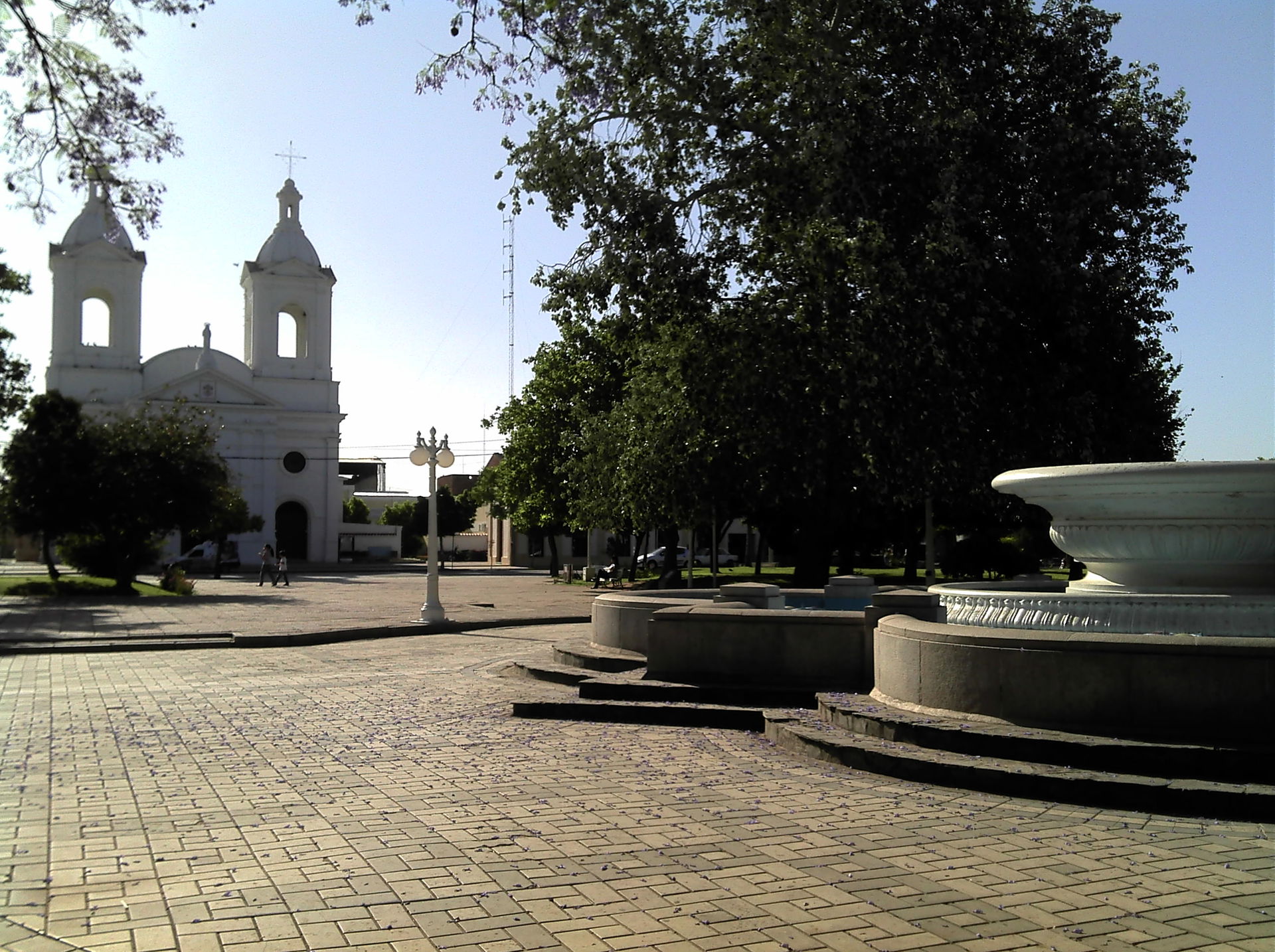 Fuente de la plaza central de Villa Dolores con la iglesia de N…