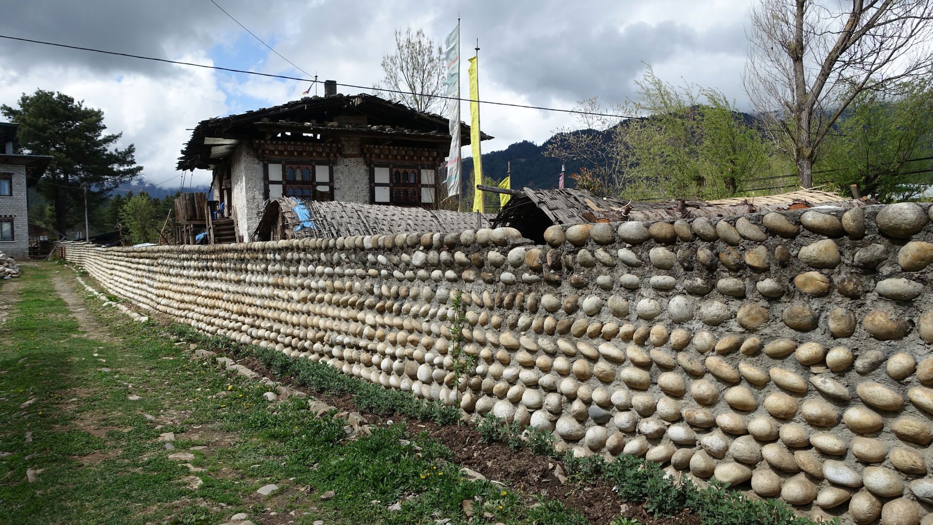Bumthang - Mauer aus Rundsteinen