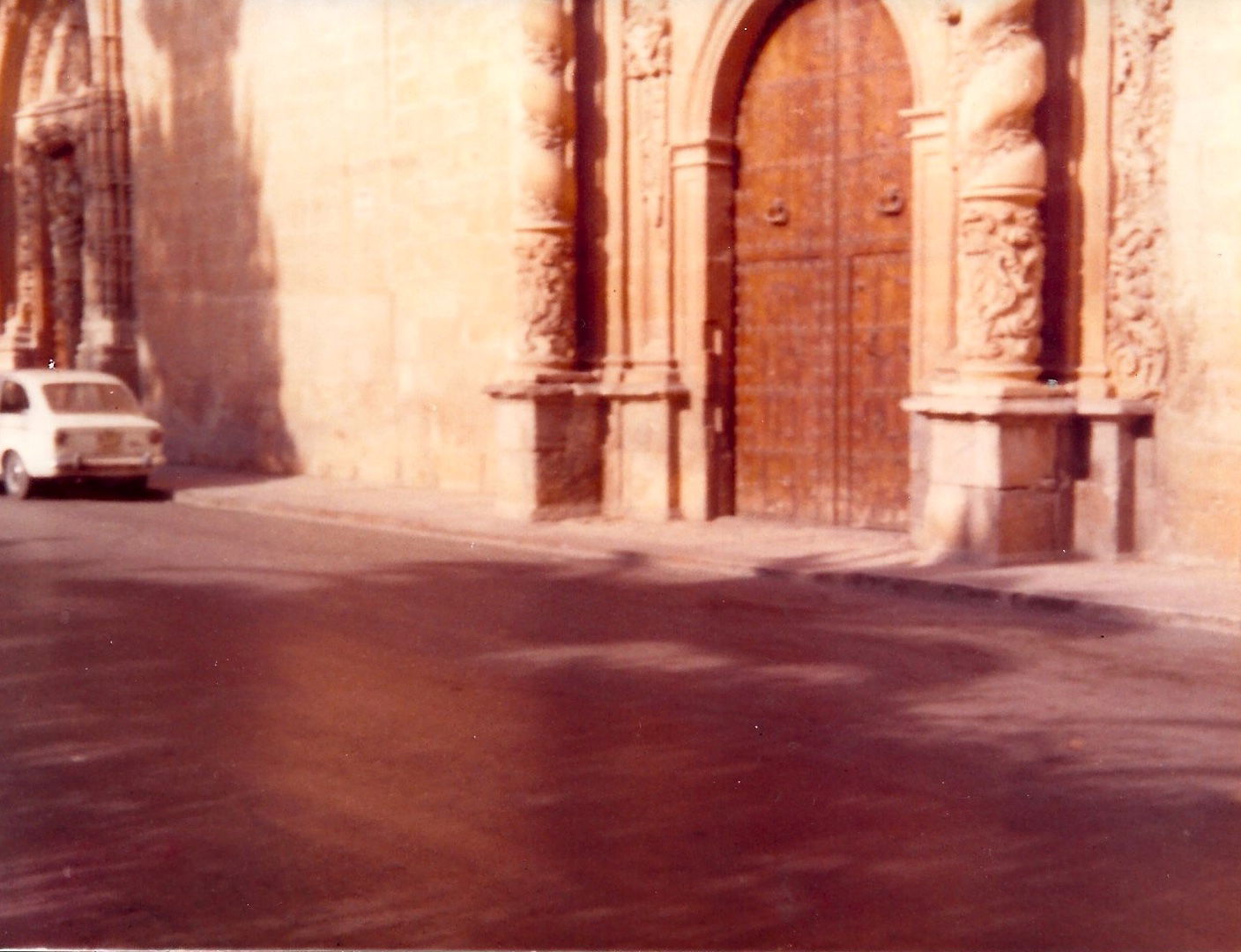Un portal del convent de Sant Domènec d'Oriola. Abril 1983