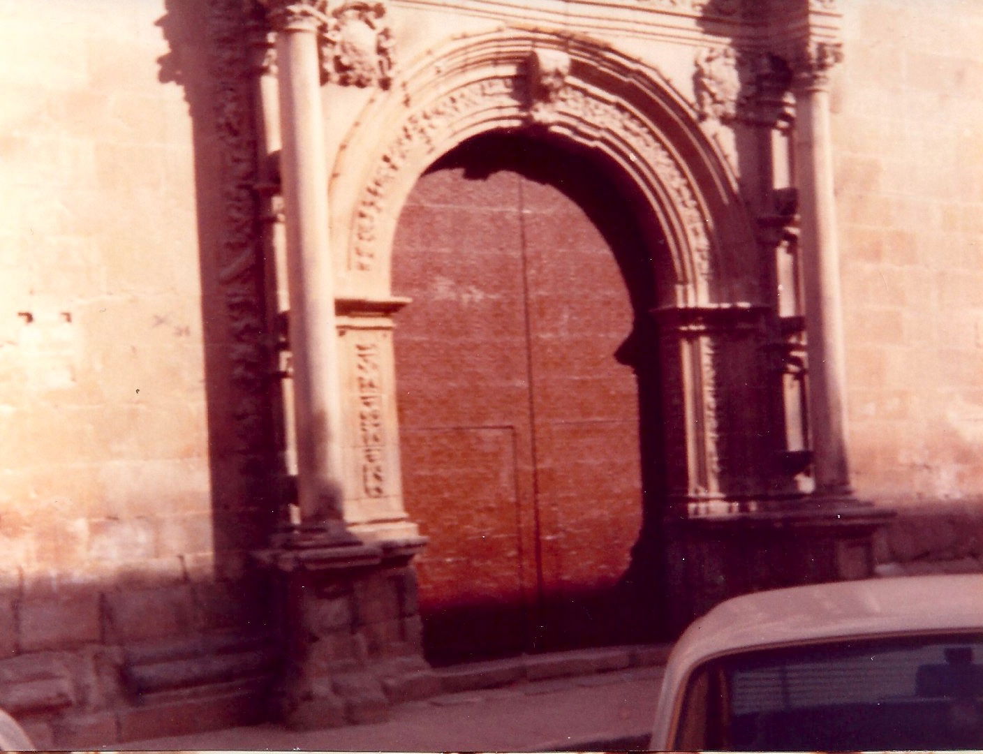 Un portal del convent de Sant Domènec d'Oriola. Abril 1983