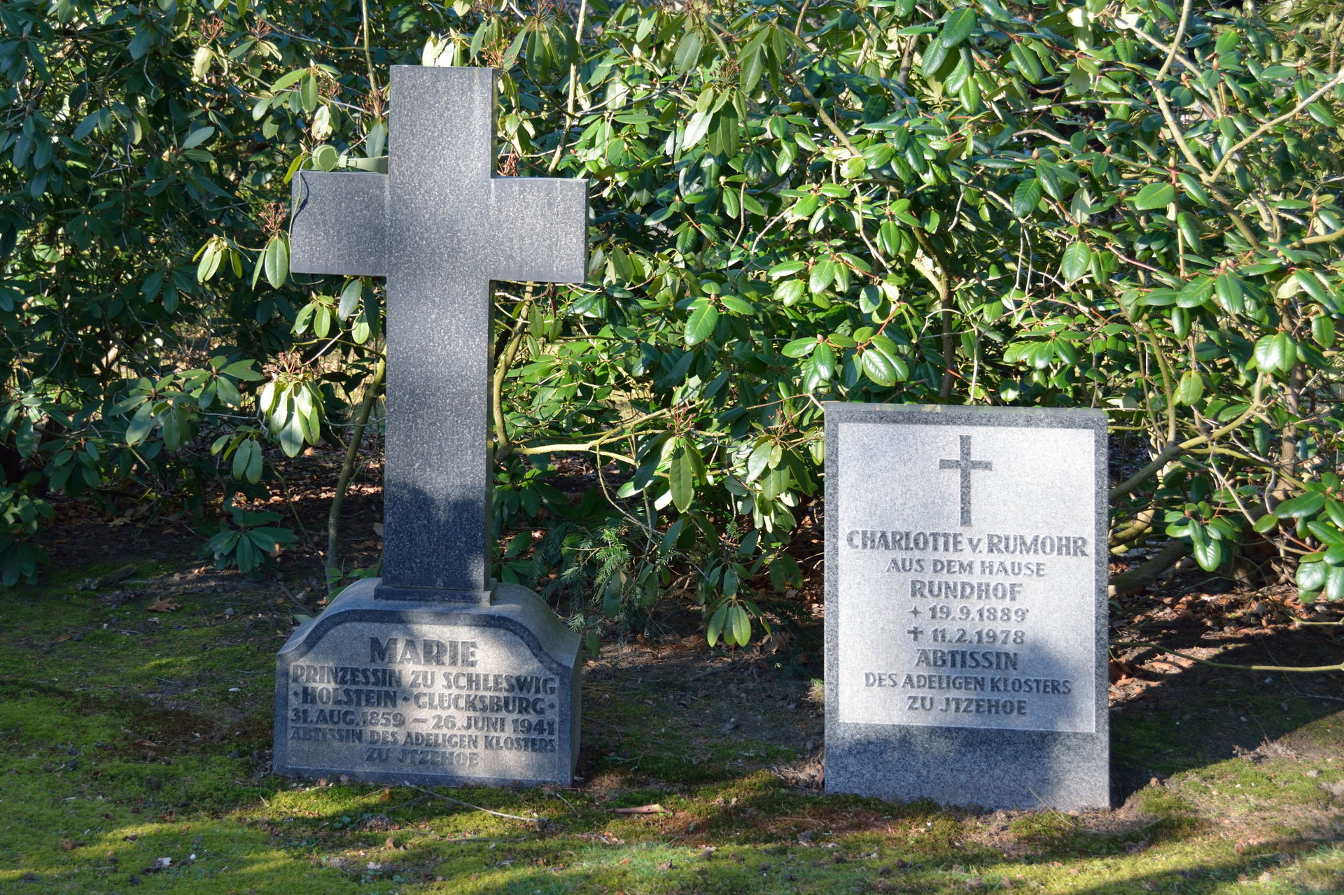 Impressionen von Gräbern auf dem Friedhof Brunnenstrasse in Itz…
