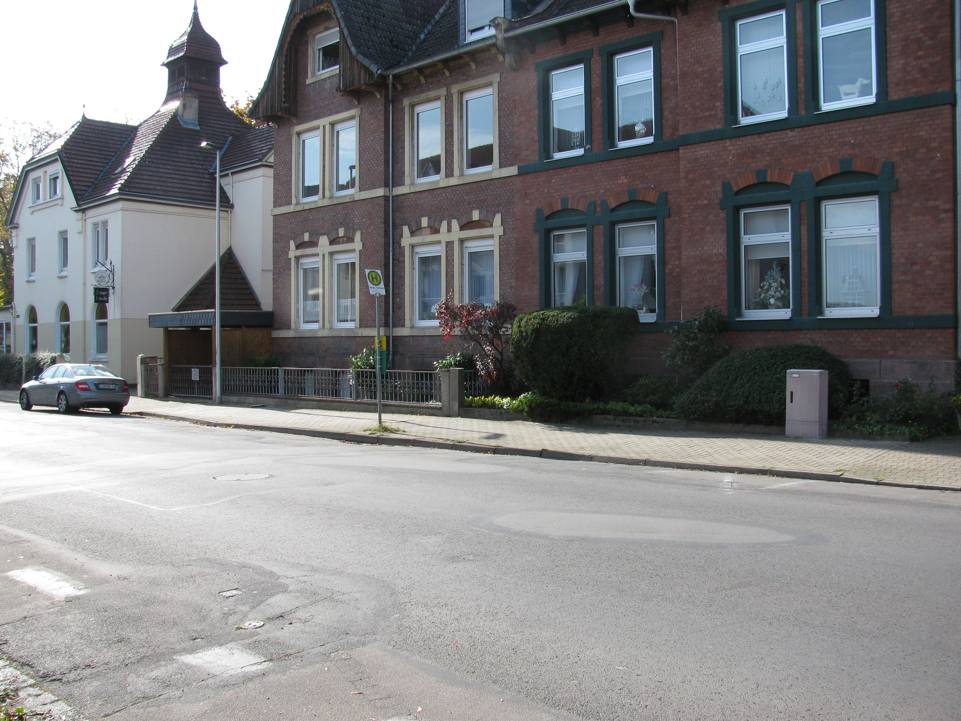 die Bushaltestelle Neues Rathaus in der Hubestraße in Einbeck f…