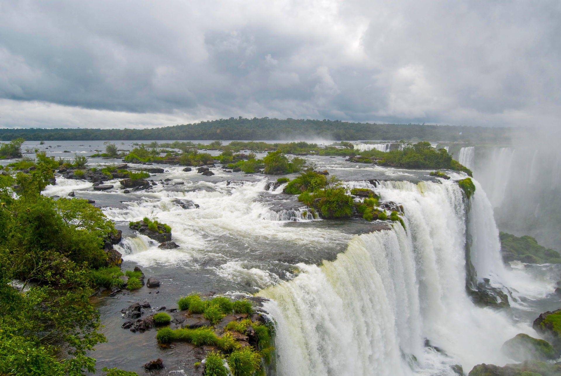 Vista de parte das quedas do Parque Estadual do Iguaçu no Paraná