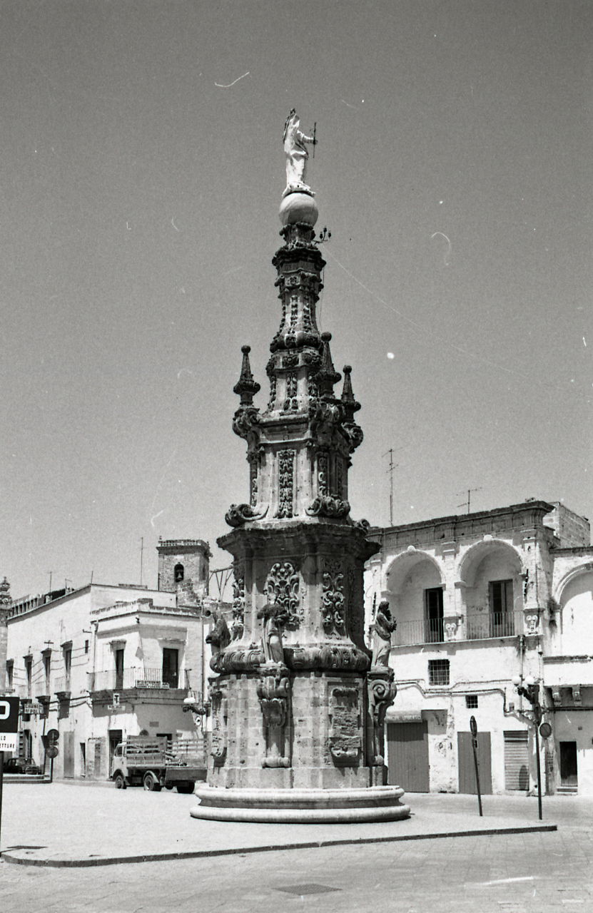 Servizio fotografico : Nardò, 1970 / Paolo Monti. - Strisce: 7,…