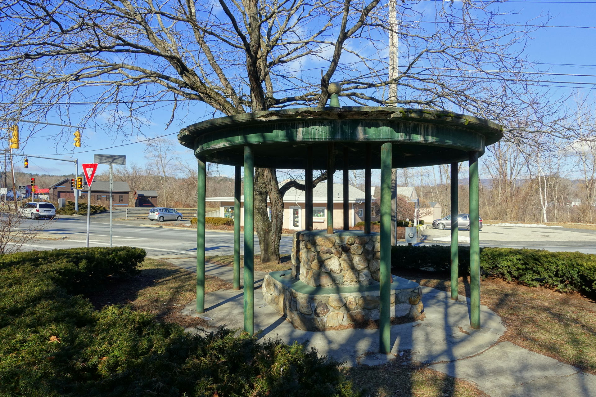 Unidentified structure at the corner of Routes 7 and 23 - Great…
