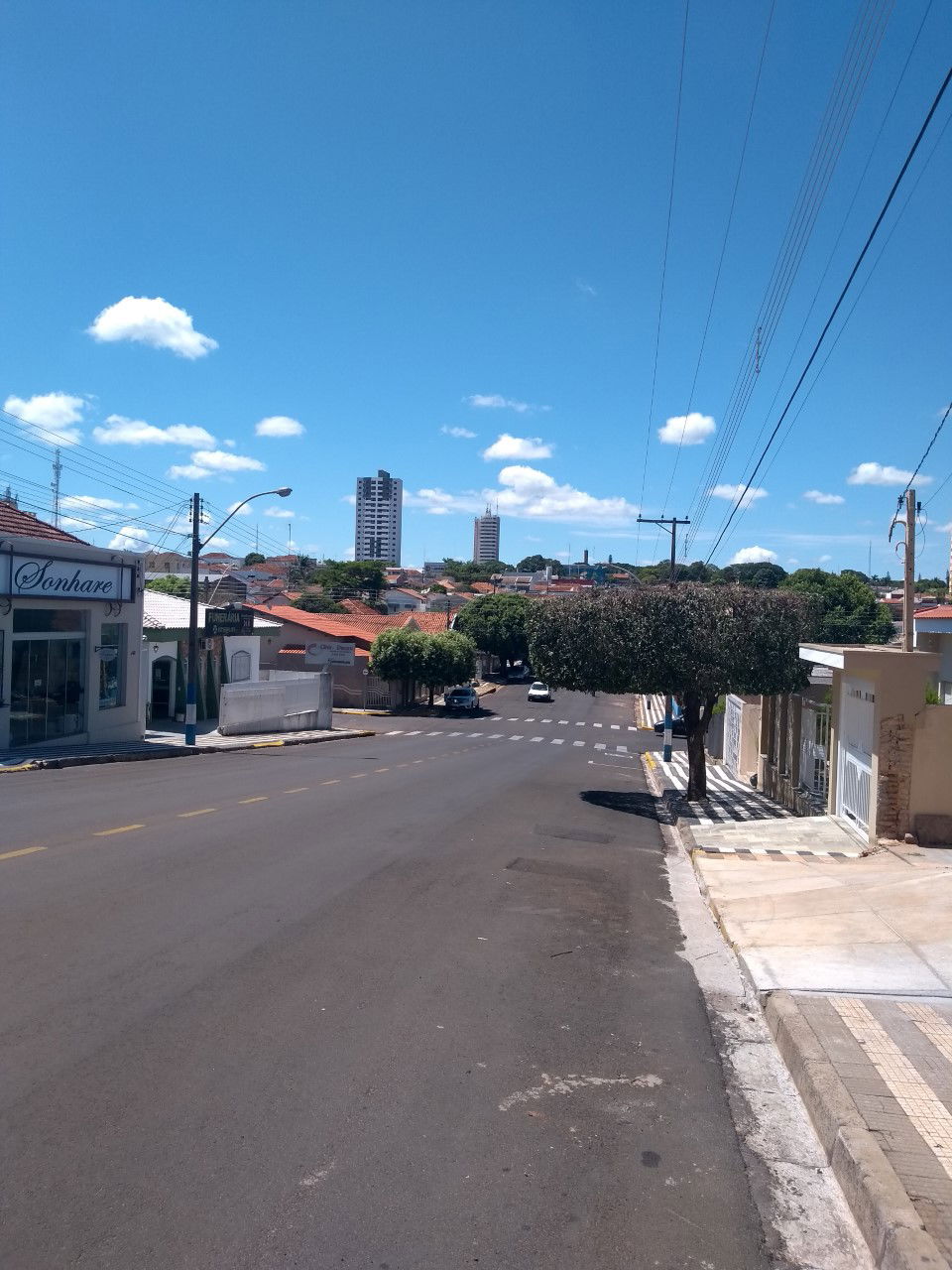 Av. Pres. Kenedy, Centro, com visão para os edifícios da cidade.