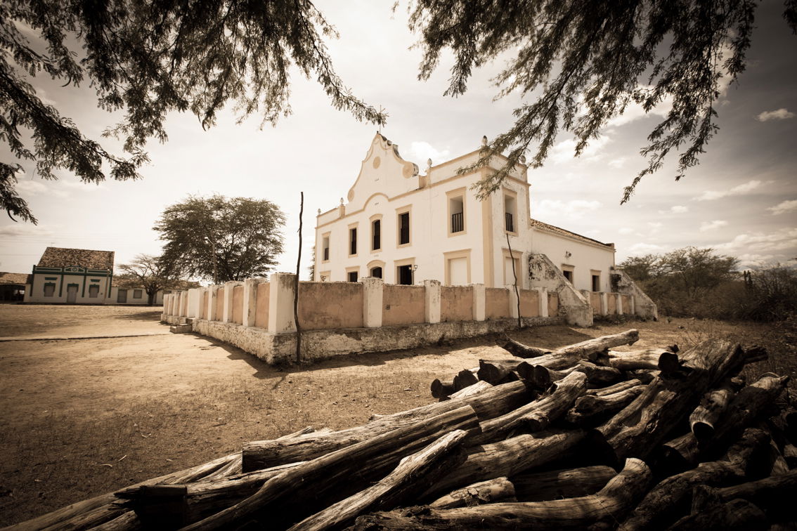 Construída em 1868, a igreja foi o pagamento de uma promessa. A…