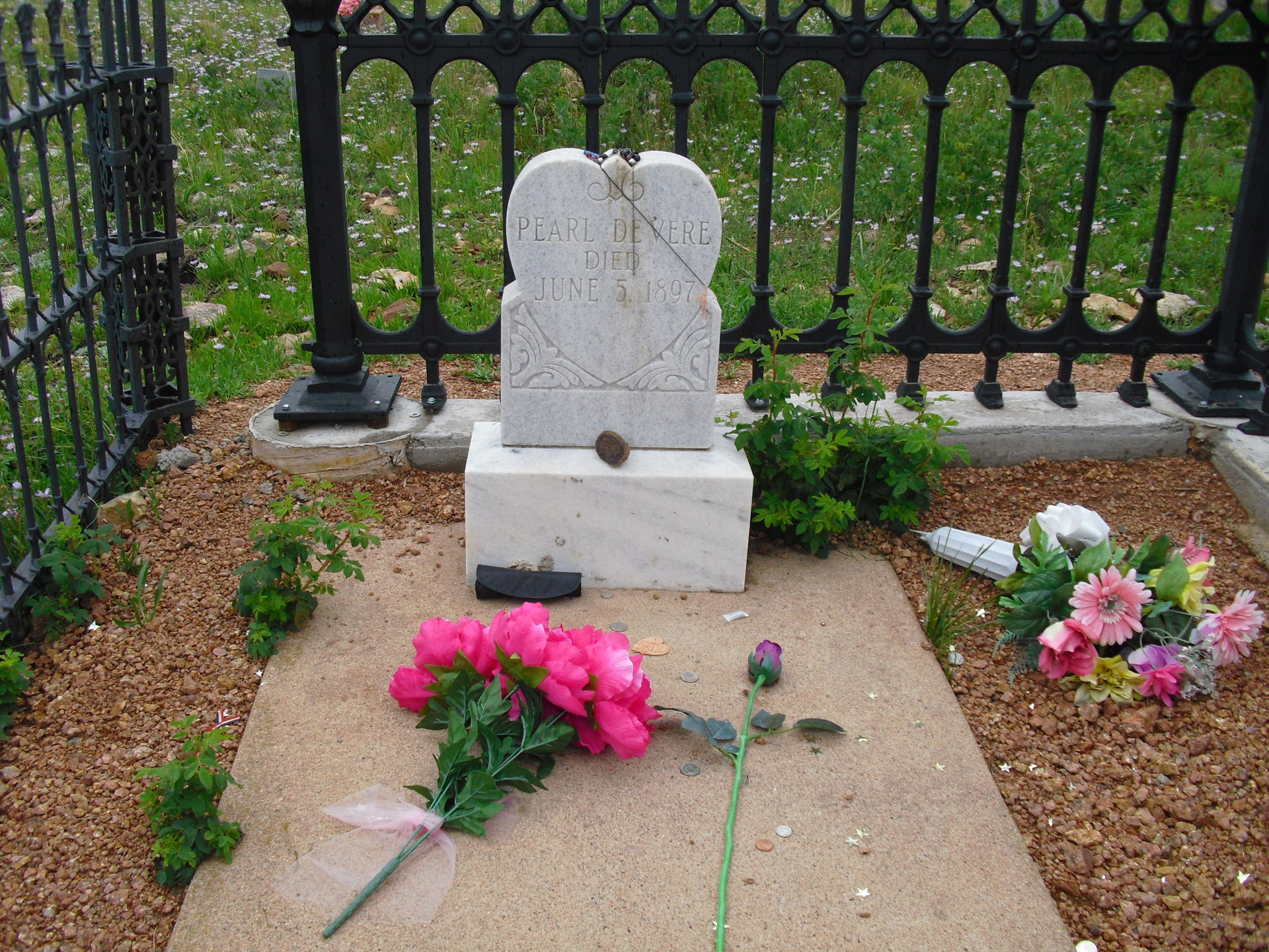 Grave of Pearl de Vere, the "soiled dove of Cripple Creek" in M…