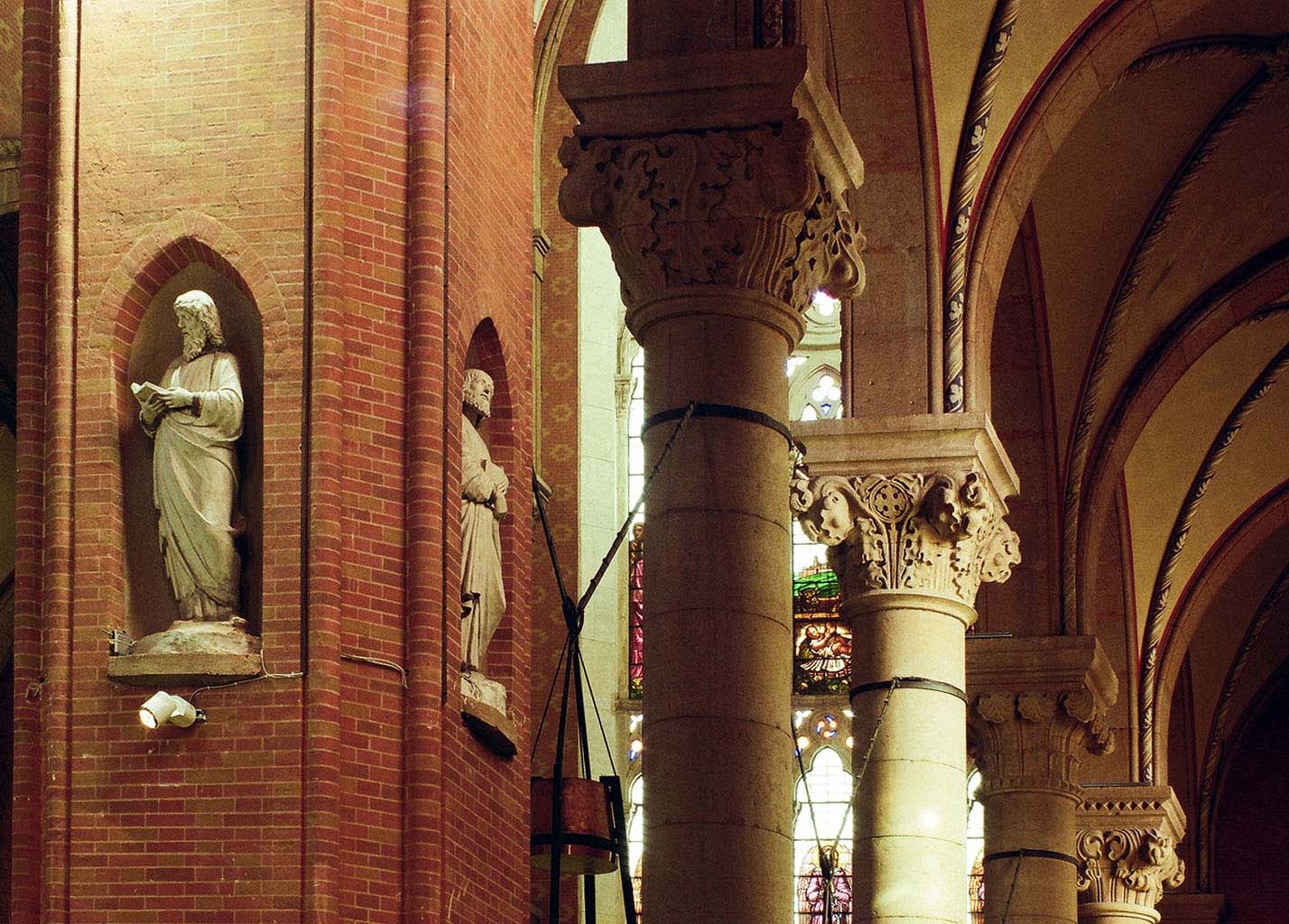 Veduta della navata sinistra - In primo piano due statue del gr…