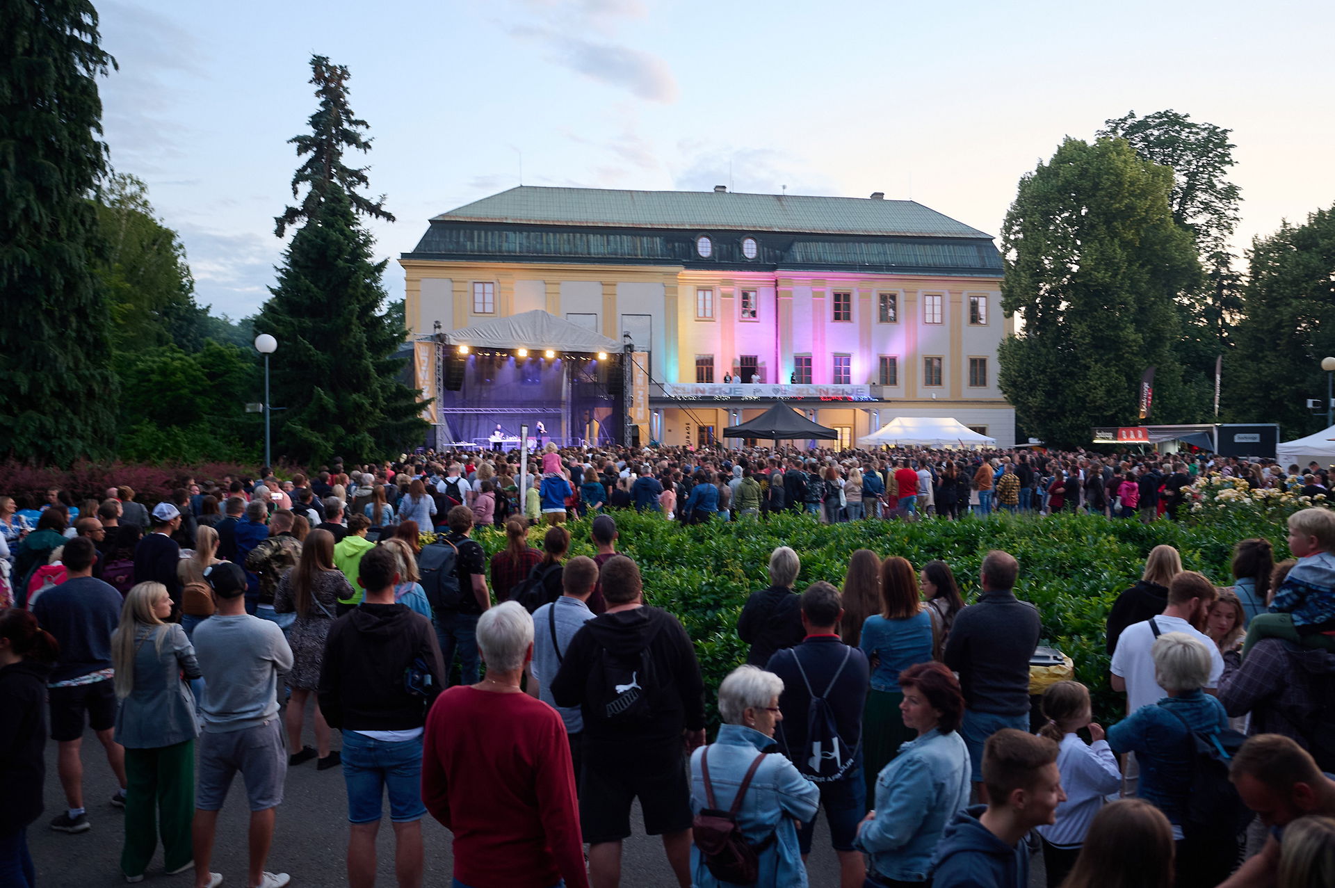 Zámecká scéna festivalu Zlín žije v roce 2023, na kterém se Živ…