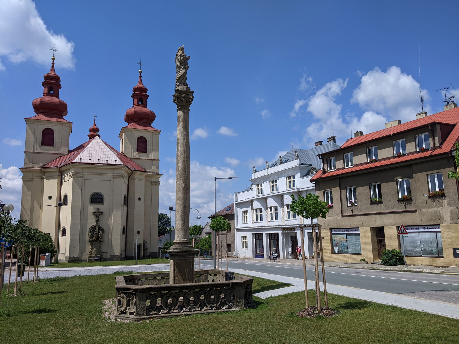 Vamberk - Husovo náměstí s mariánským sloupem a kostelem sv. Pr…