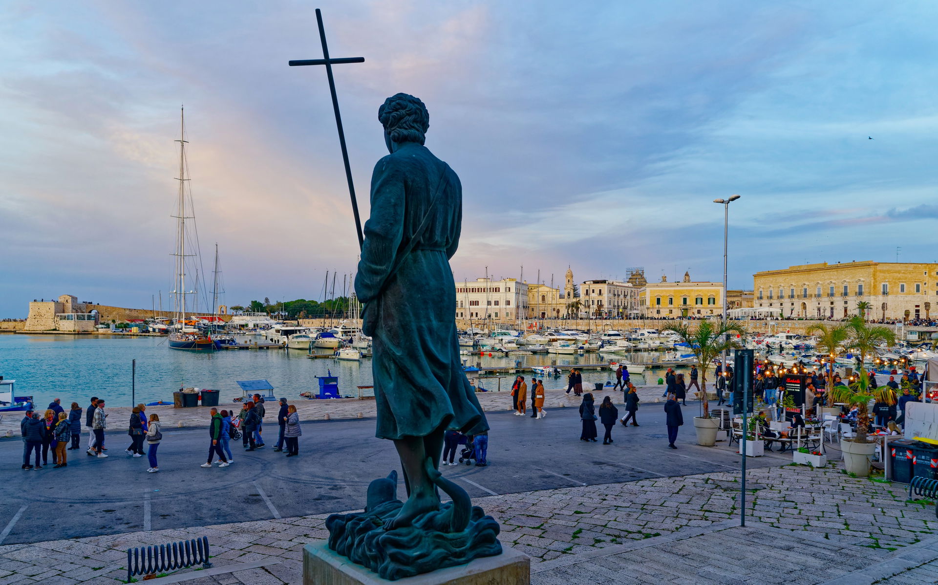 Live takes place around the port of Trani.