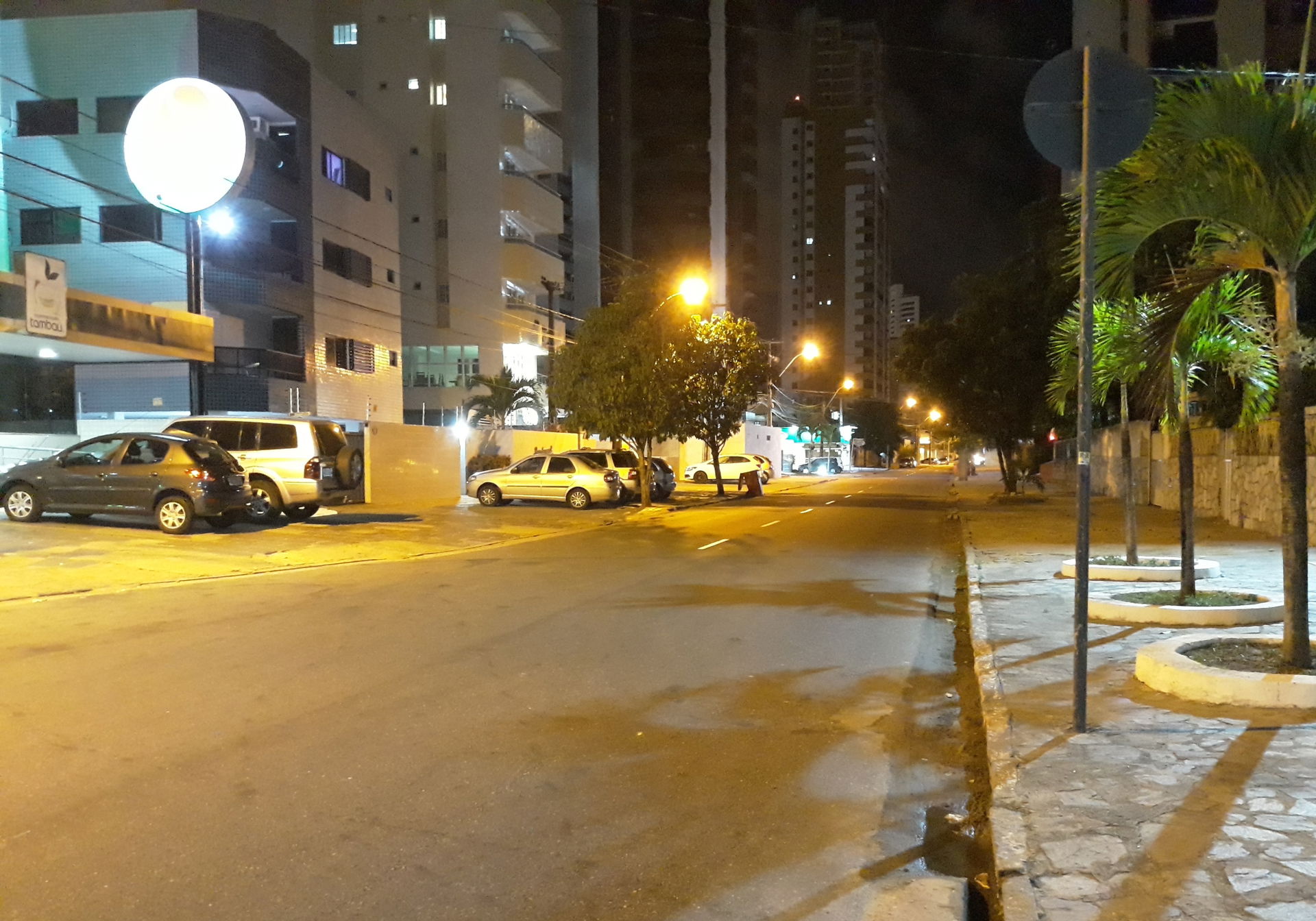 Rua Monteiro Lobato à noite, no bairro Tambaú, em João Pessoa, …