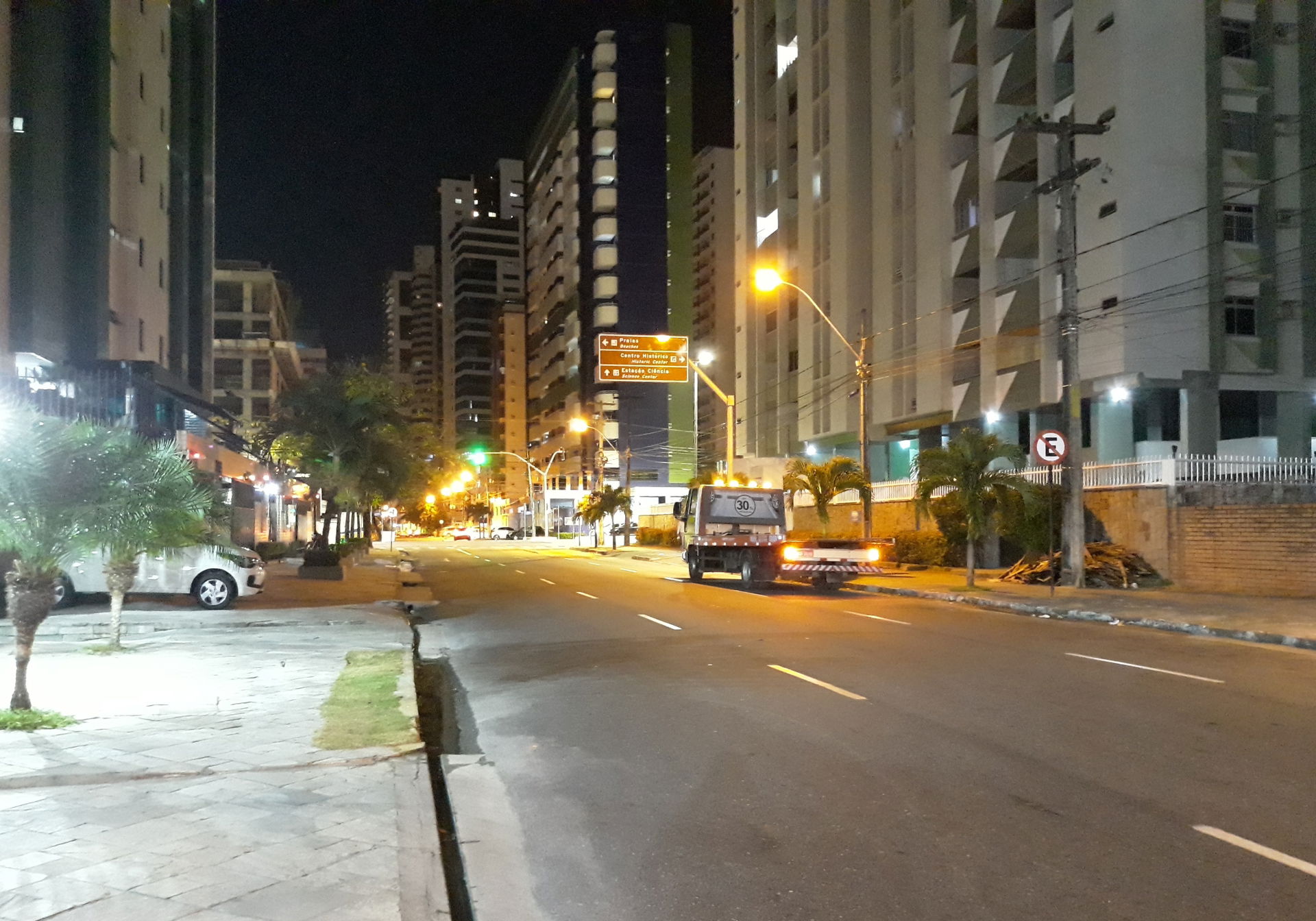Rua Monteiro Lobato à noite, no bairro Tambaú, em João Pessoa, …