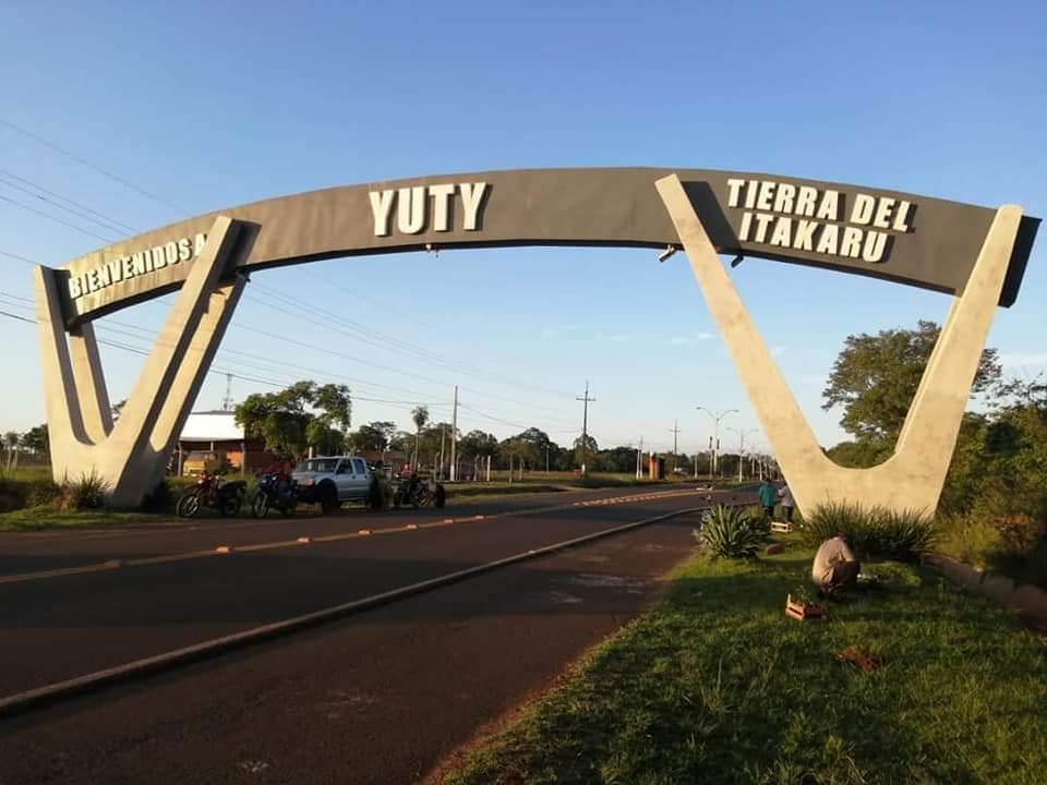 Yuty welcome arch