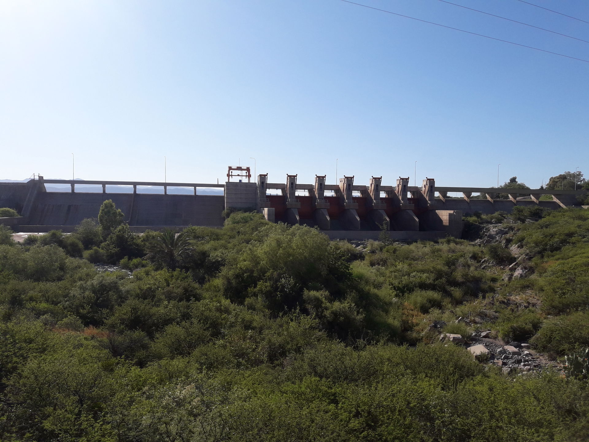 Zona del vertedero y compuertas del Dique de Cruz del Eje. Córd…