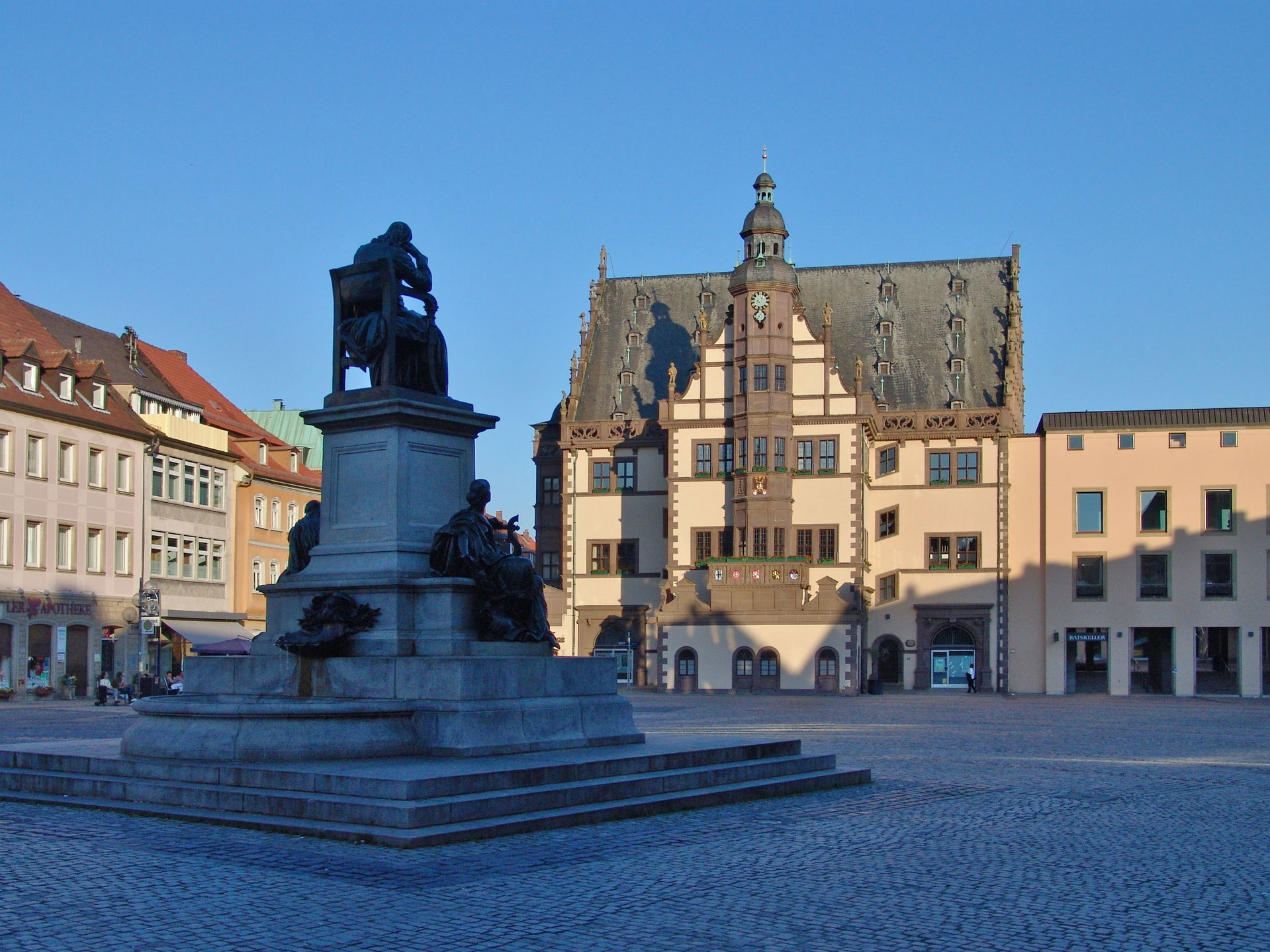 Schweinfurt. Markt mit Altem Rathaus und Rückert-Denkmal