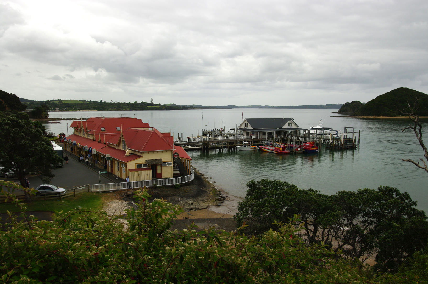 Blick auf Hafengebäude von Paihia