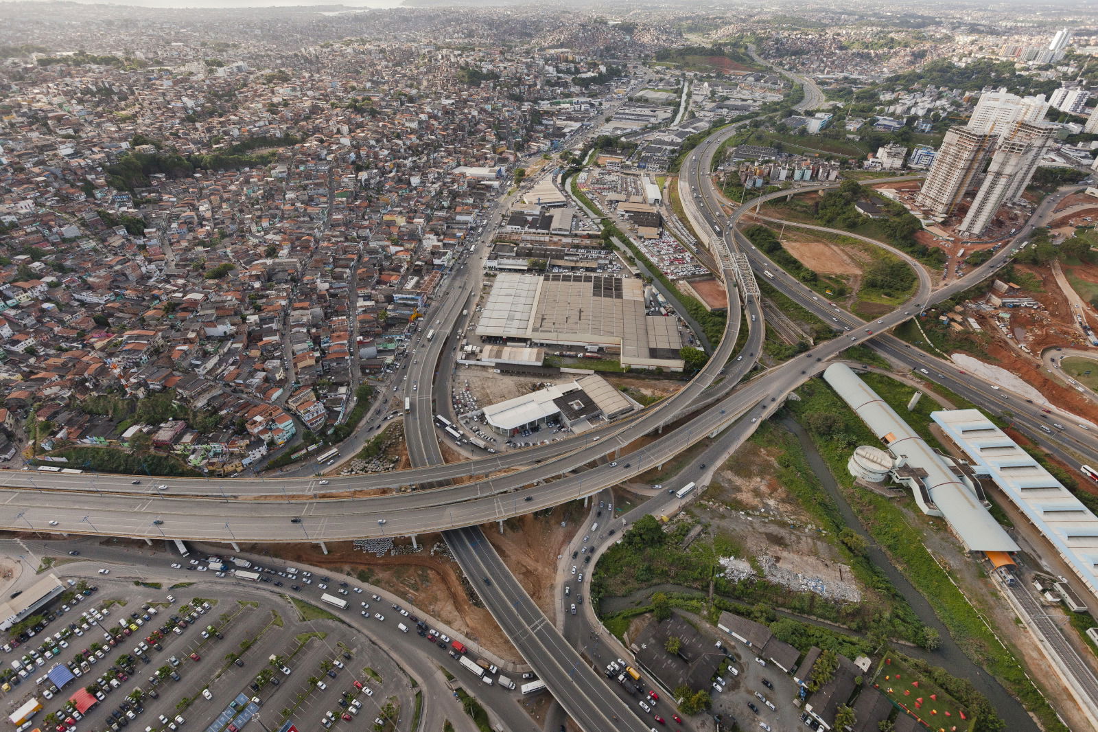 Vista aérea dos viadutos da Rótula do Abacaxi, o Rio Camarajipe…