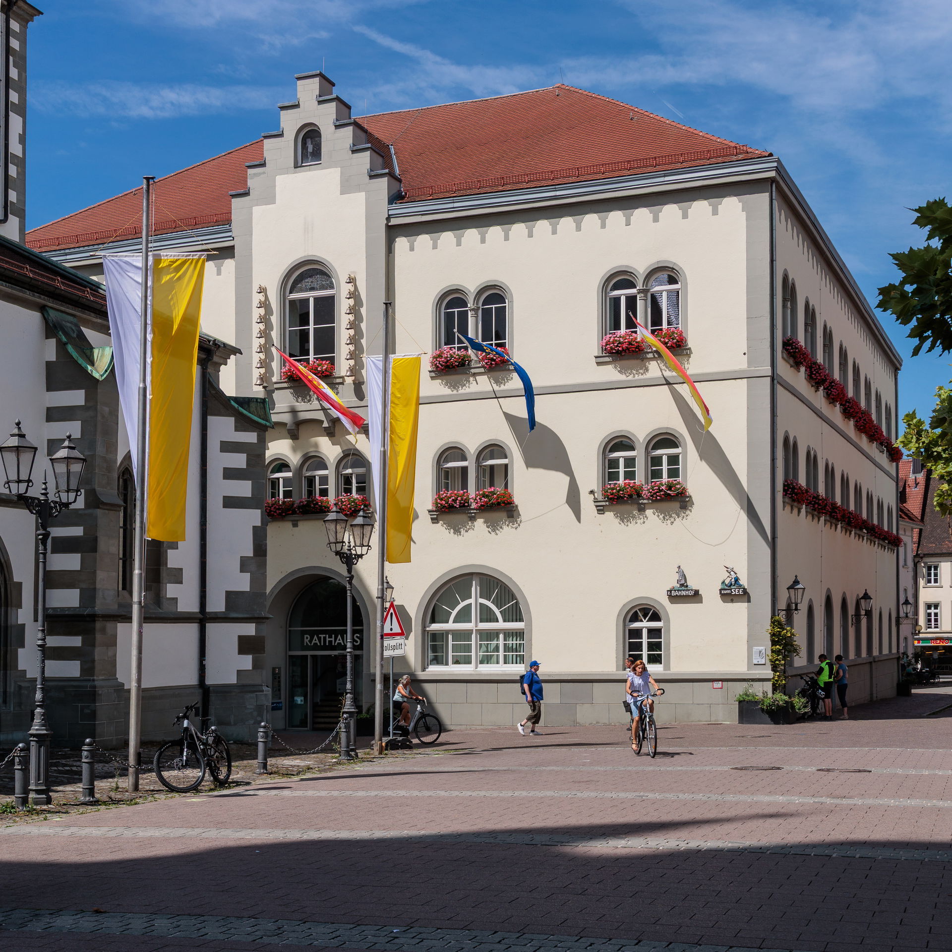 Rathaus von Radolfzell am Bodensee im Schatten des Münsters Uns…