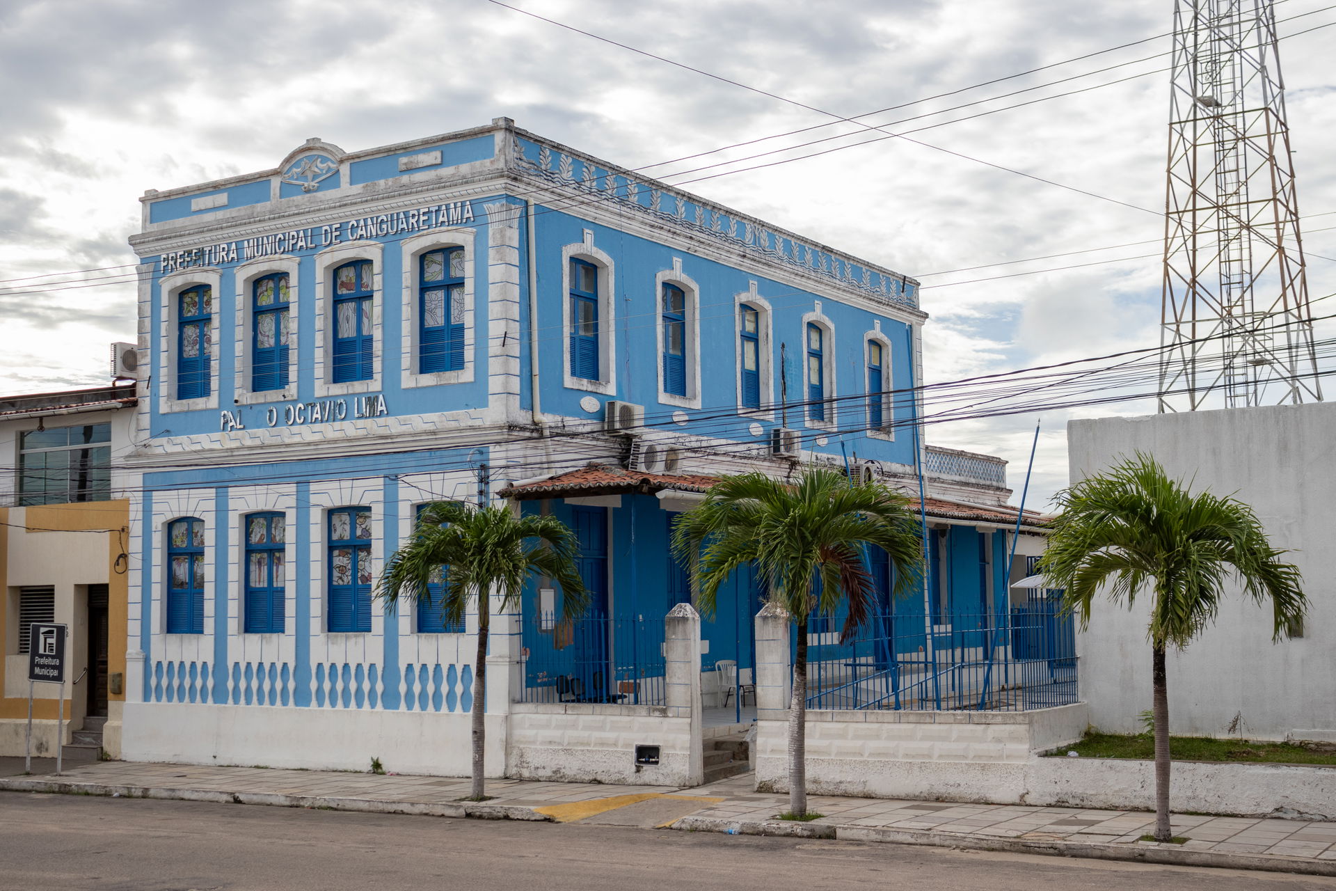 Essa imagem mostra a frente da Prefeitura do municipio Canguare…