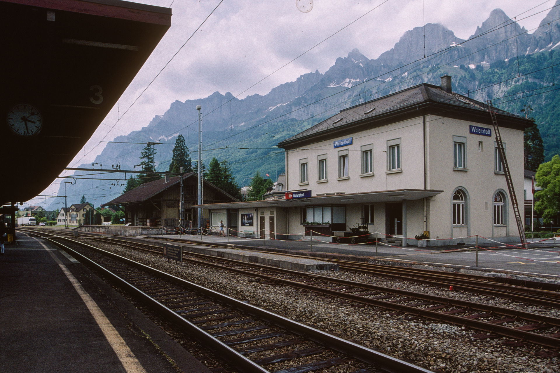 Bahnhof Walenstadt, im Hintergrund die Churfirstenkette