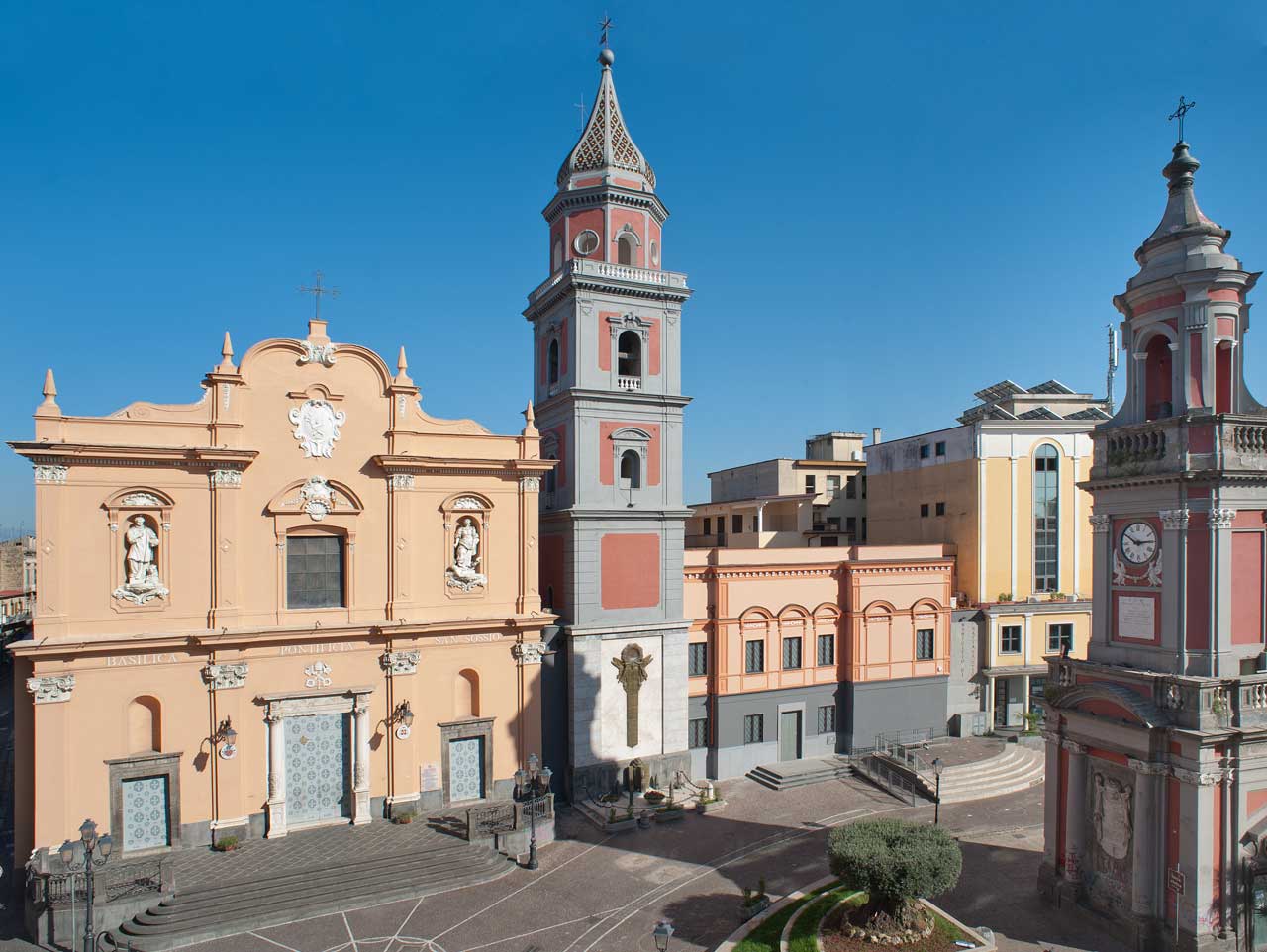 Piazza Umberto I a Frattamaggiore: Basilica di San Sossio, camp…