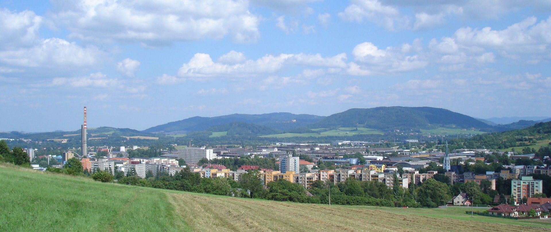 Město Kopřivice ze svahu Bílé Hory. V pozadí Podbeskydská pahor…